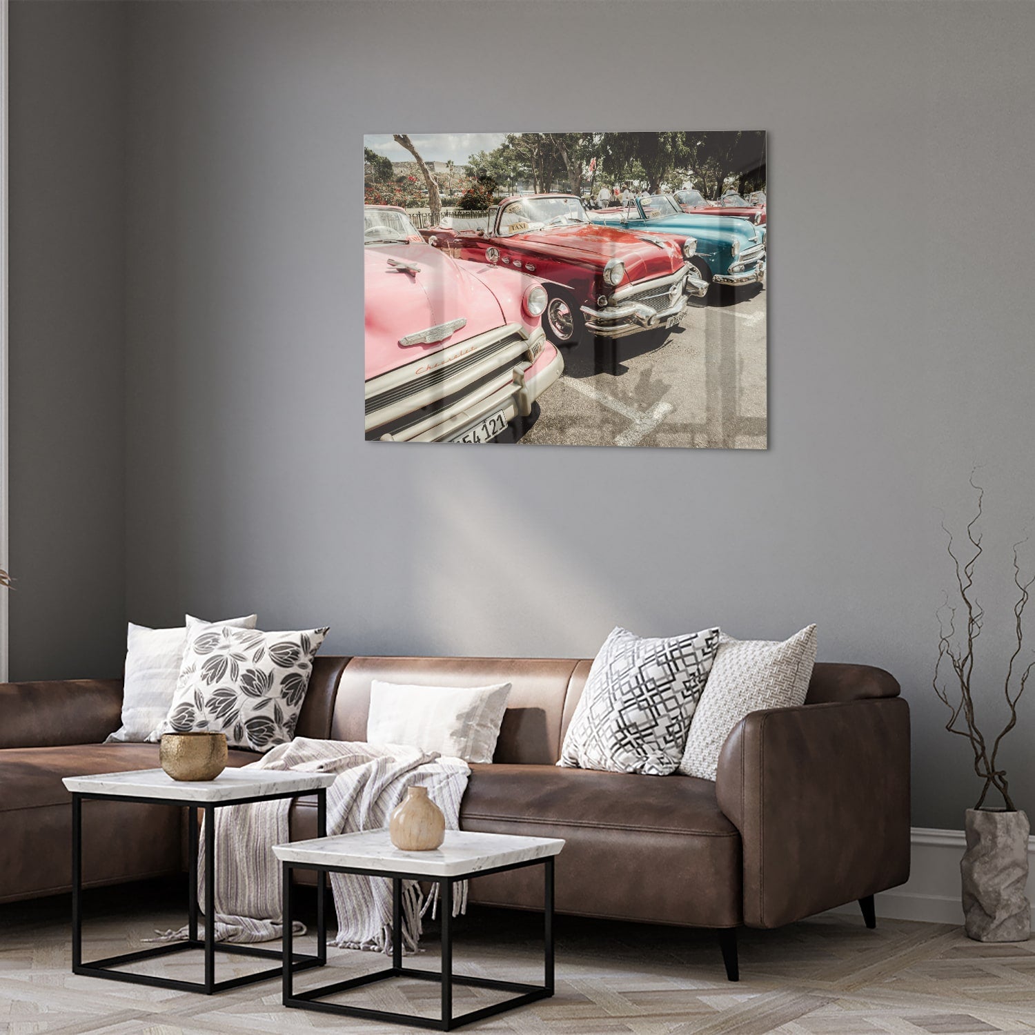 Glazen schilderij met retro auto's in roze, rood en blauw, perfect voor moderne interieurs.