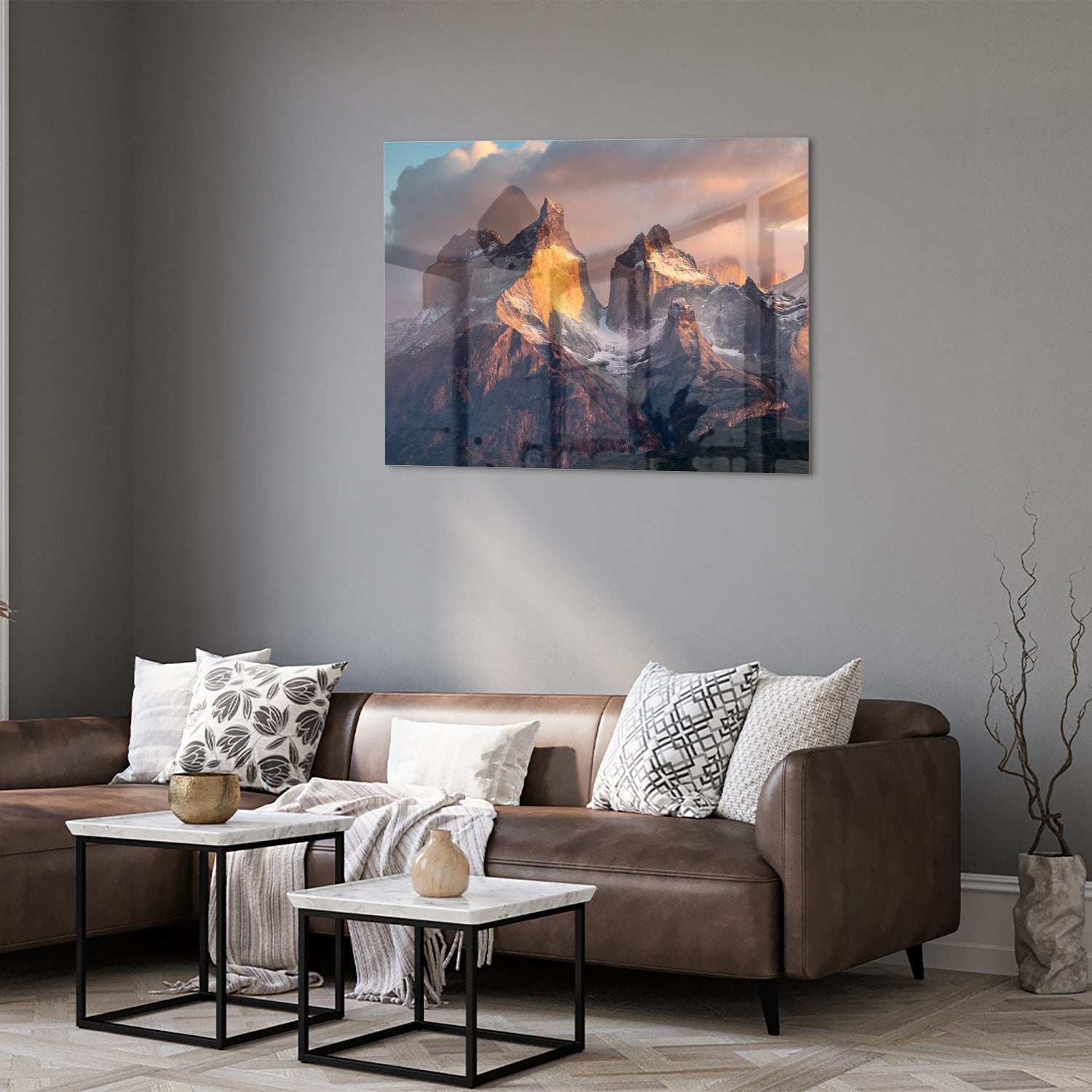 Glazen schilderij met berglandschap aan de muur in een moderne woonkamer