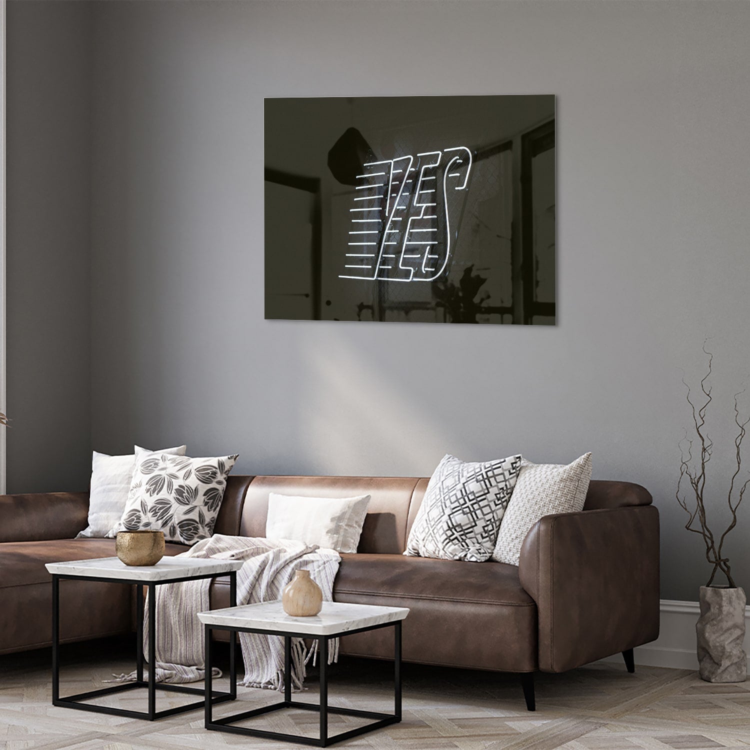 Glazen schilderij met 'YES' text in zwart en wit, hangend aan de muur.