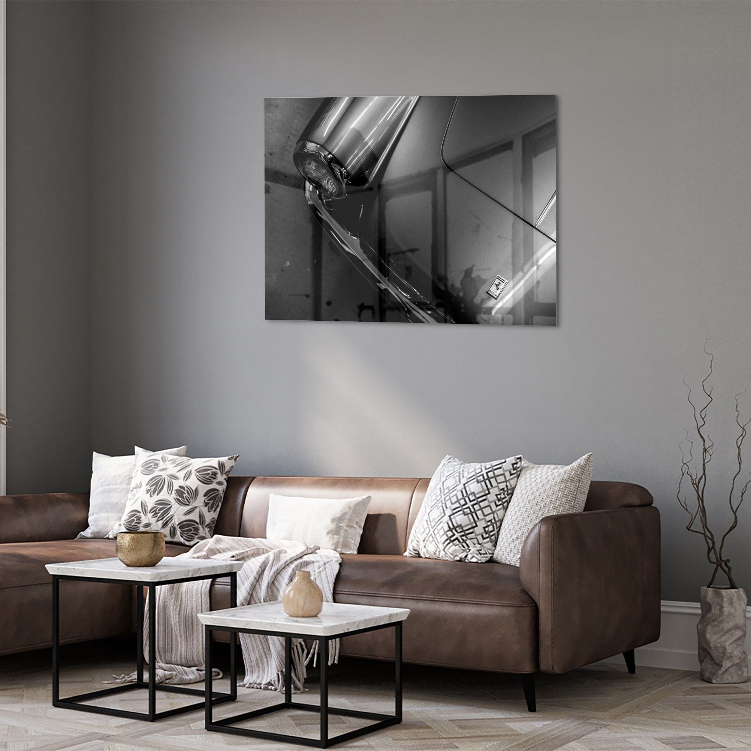 Glazen schilderij met abstracte vormen aan de muur in een stijlvolle kamer.