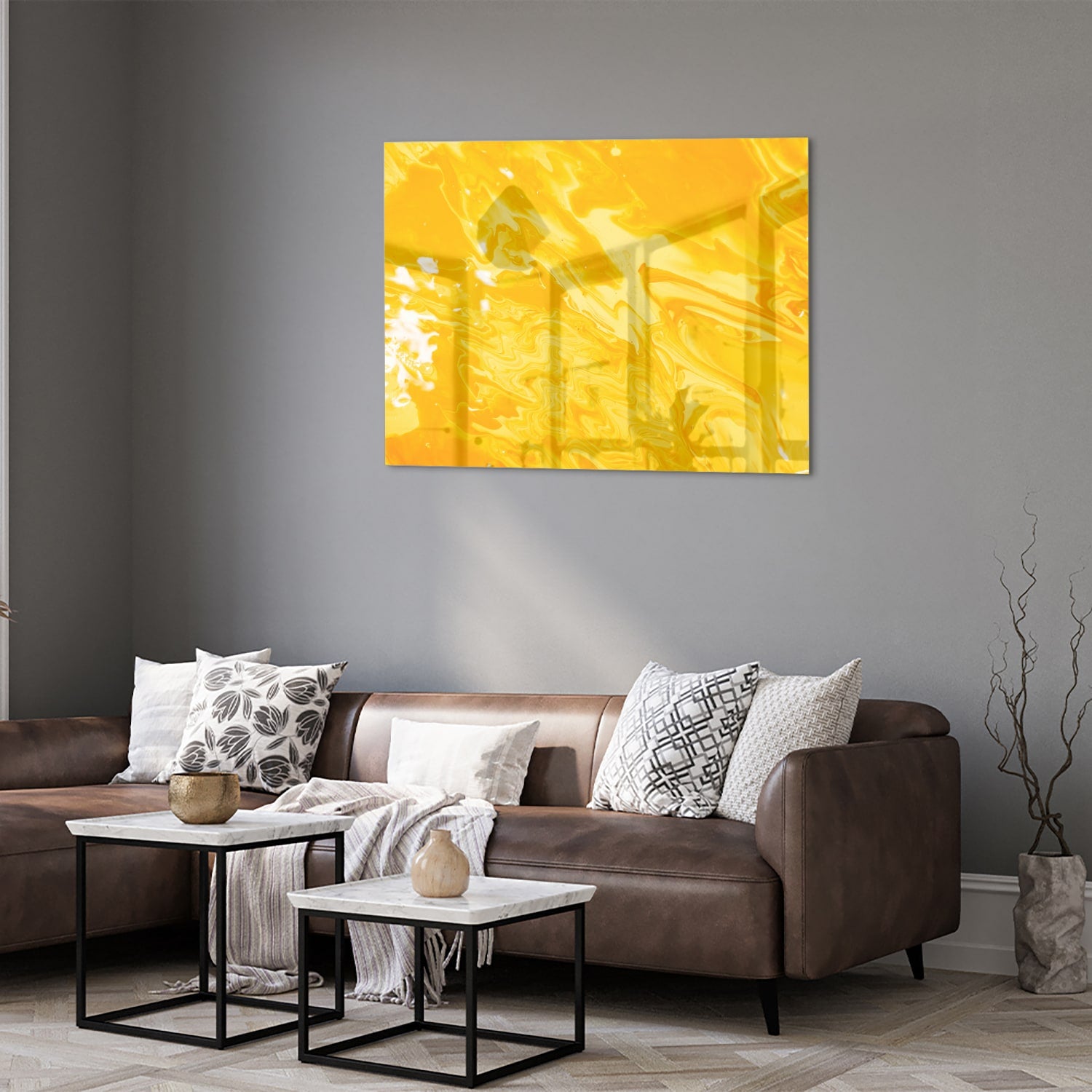 Abstract geel glazen schilderij aan de muur in een moderne woonkamer.