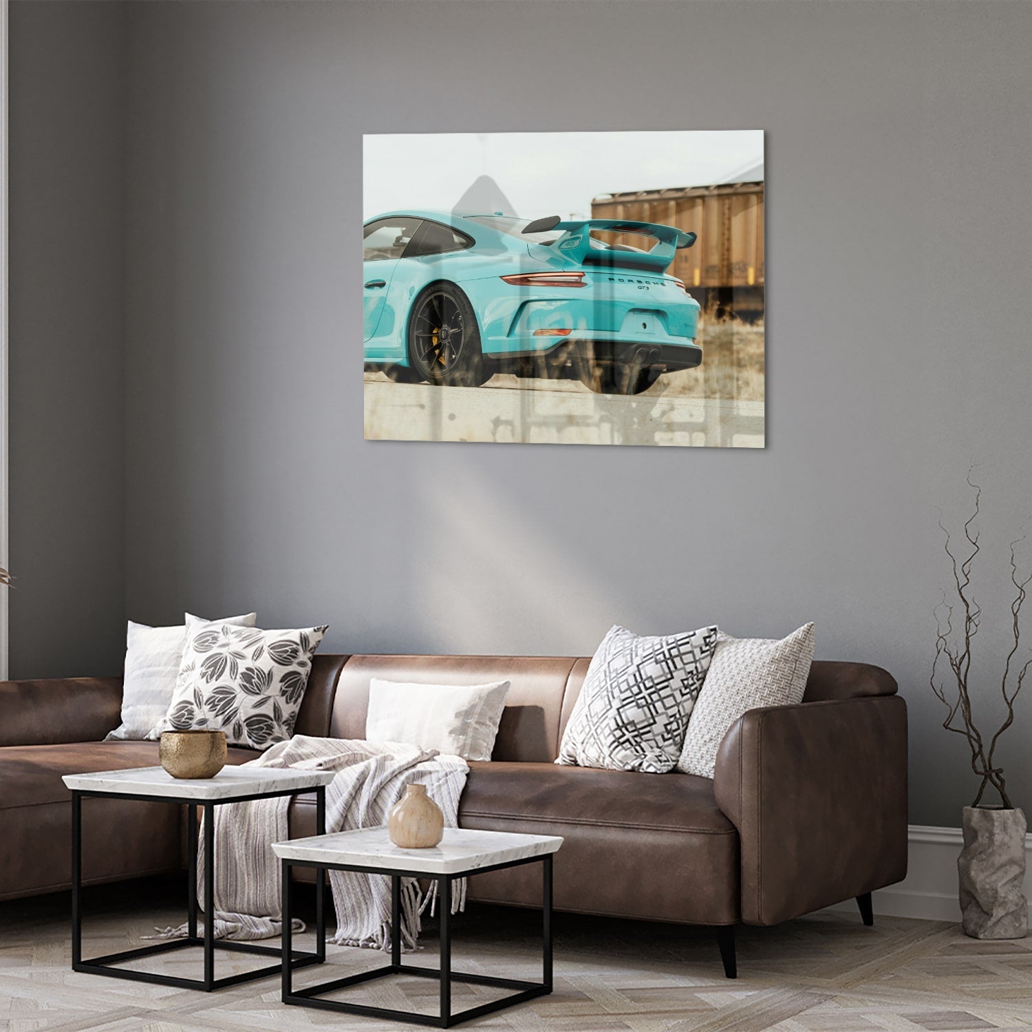 Glazen schilderij van een turquoise sportauto aan de muur in een moderne woonkamer