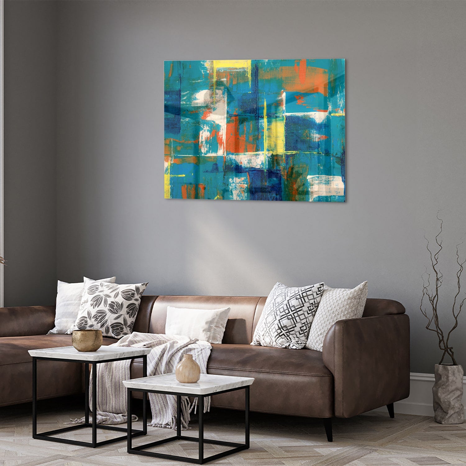 Kleurrijk abstract glazen schilderij in turquoise en oranje, genstalleerd in een moderne woonkamer.