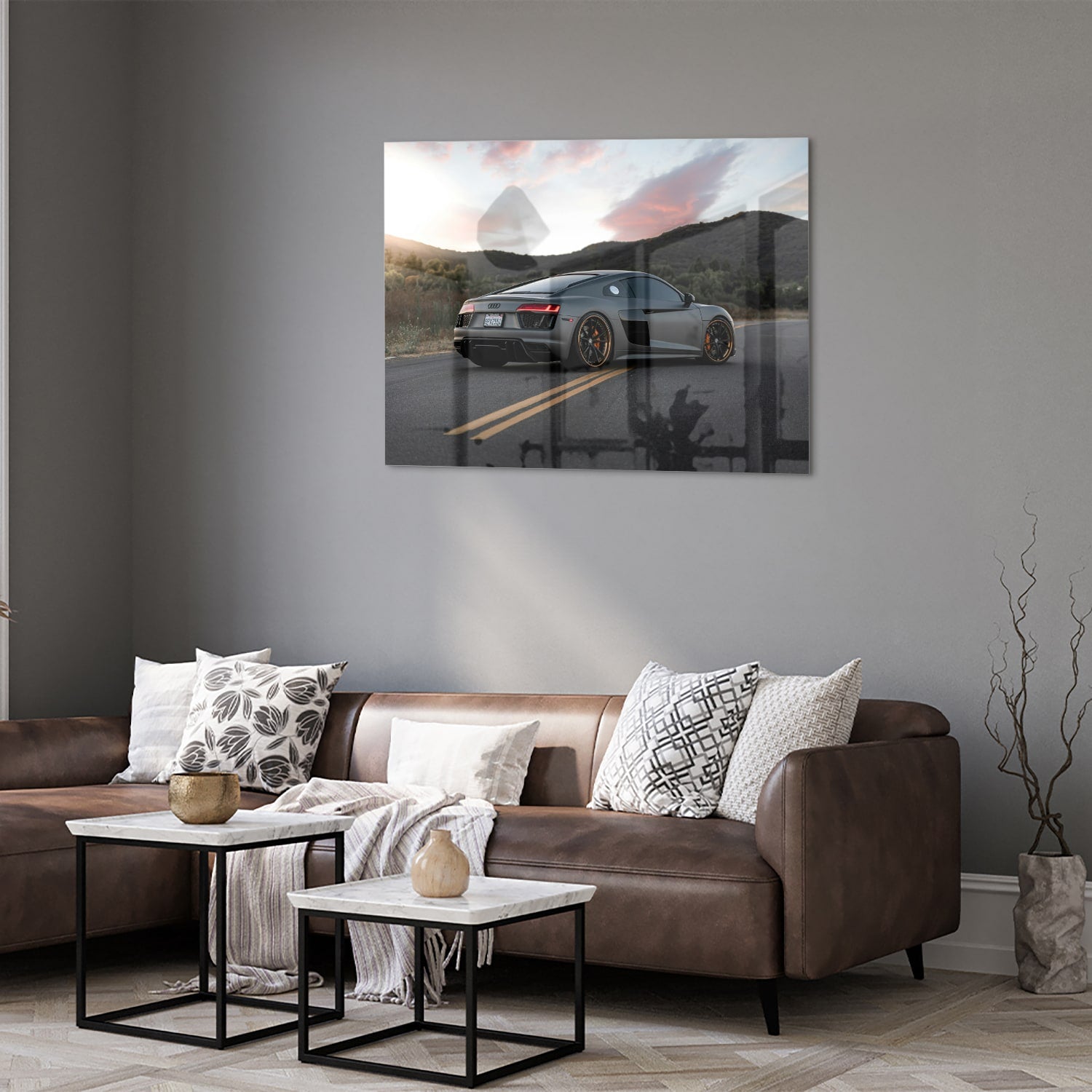 Glazen schilderij van een sportwagen afgebeeld in de natuur met bergen op de achtergrond.