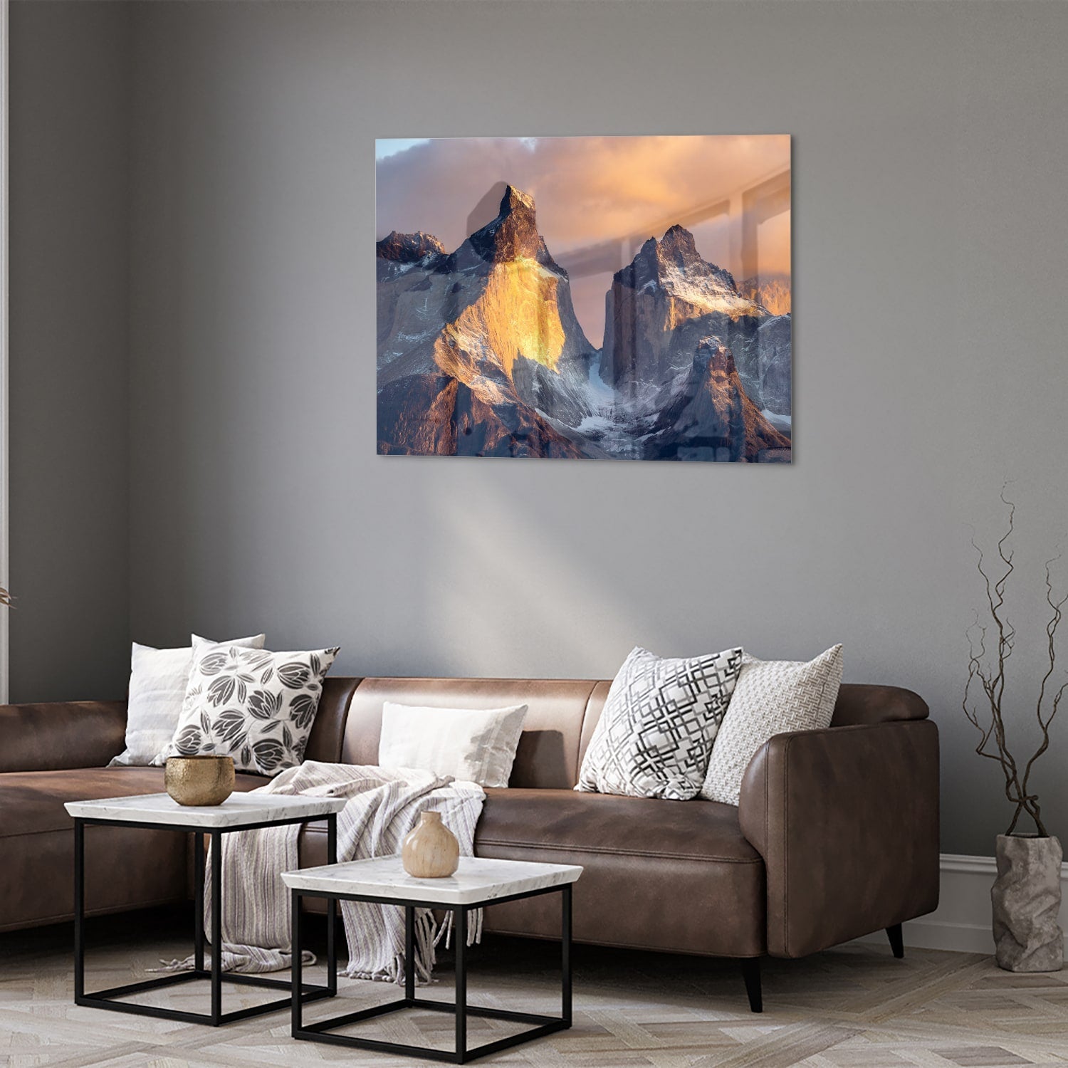 Een glazen schilderij van majestueuze bergen met gouden ochtendlicht