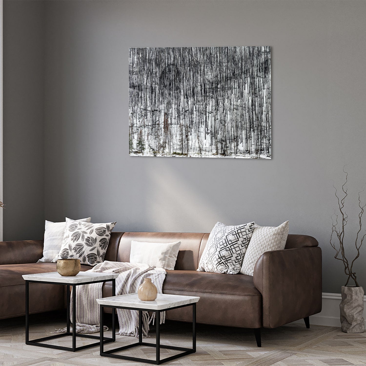 Minimalistisch glazen schilderij met een boslandschap, perfect voor moderne interieurs.