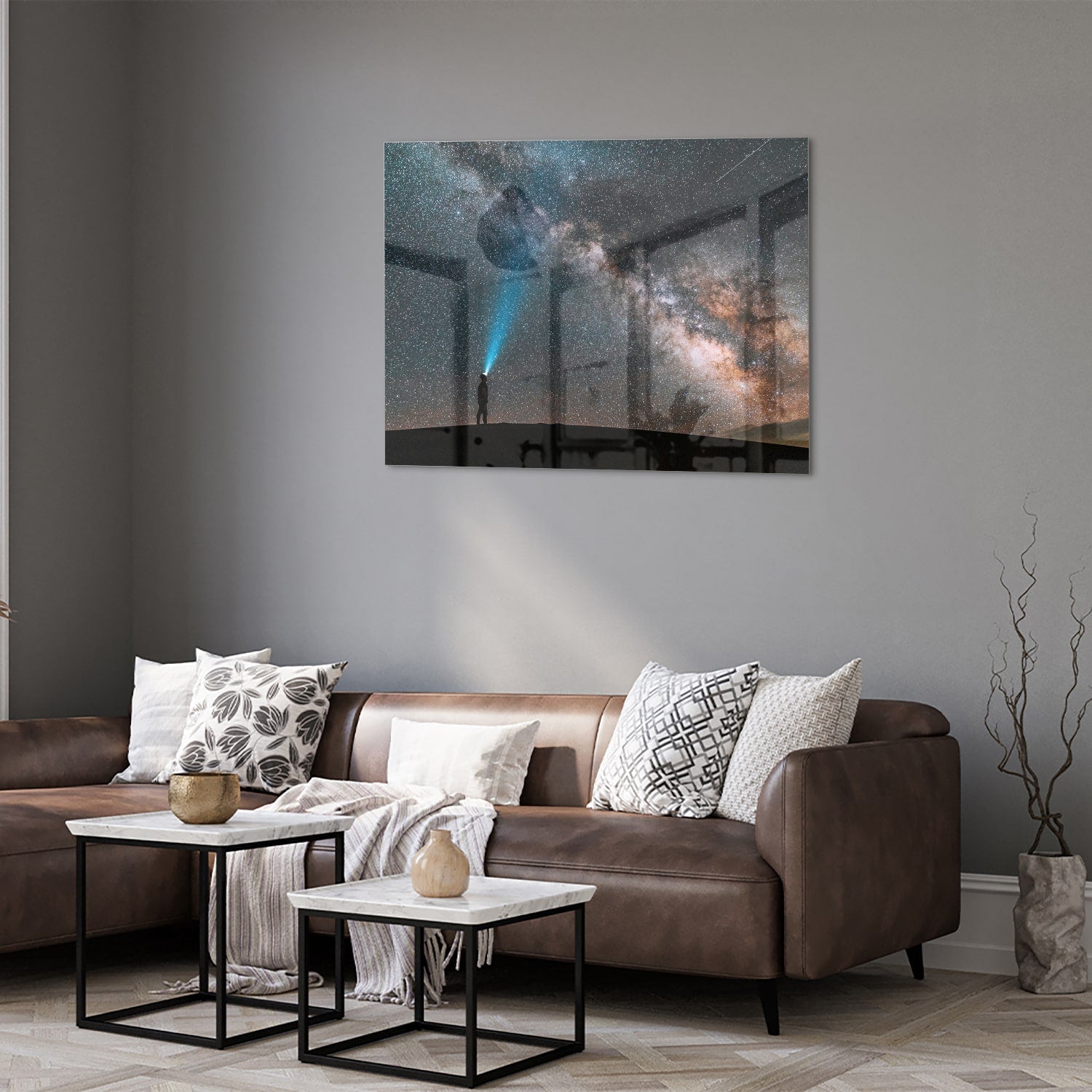 Glazen schilderij van een sterrenhemel met een lichtstraal.