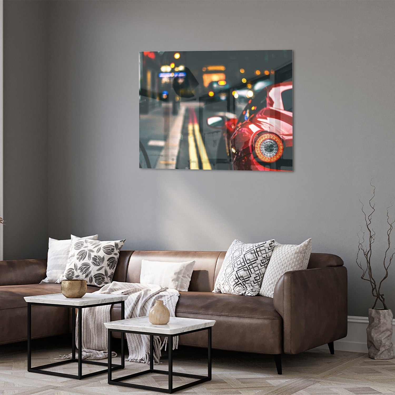 Glazen schilderij van een rode auto in een stedelijke omgeving