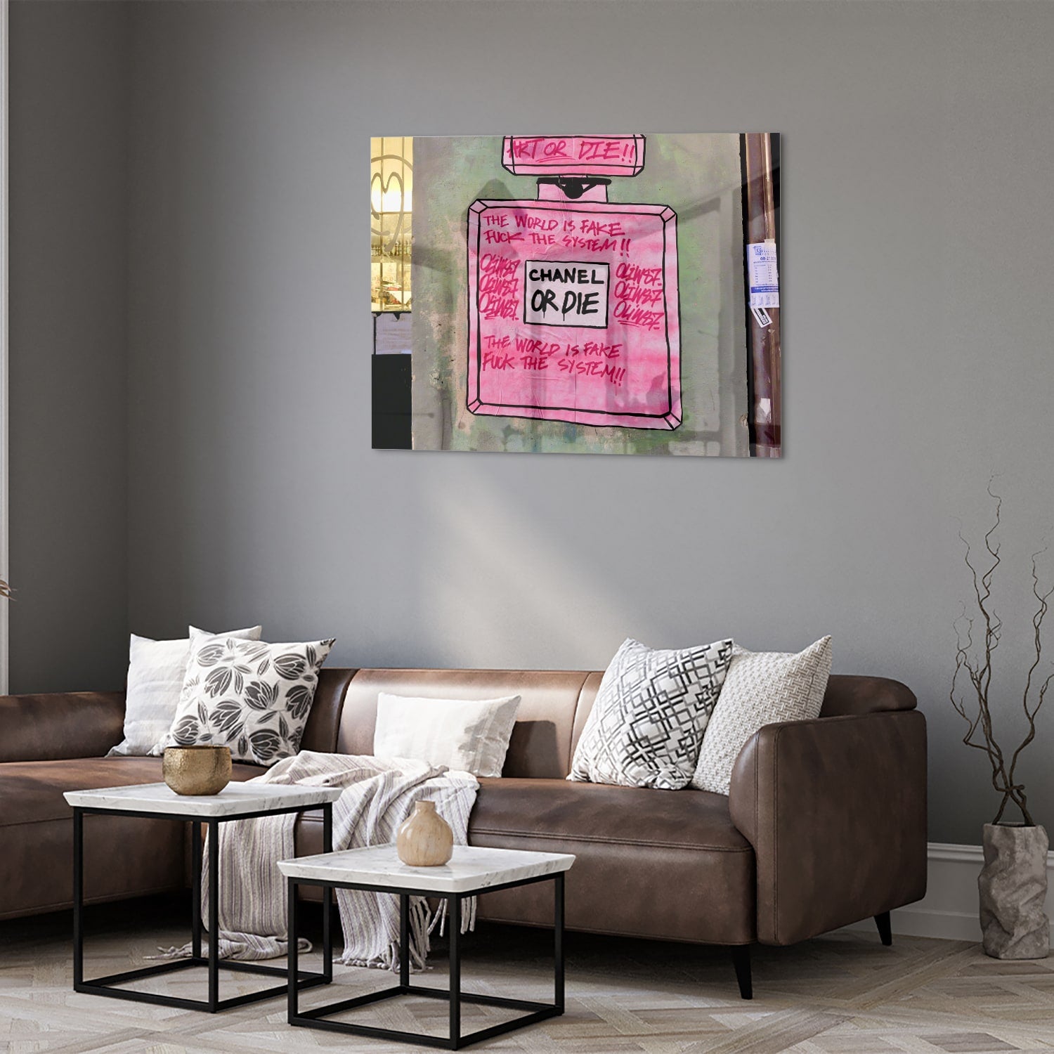 Glazen schilderij met de tekst 'Chanel or Die' in felle kleuren aan de muur.