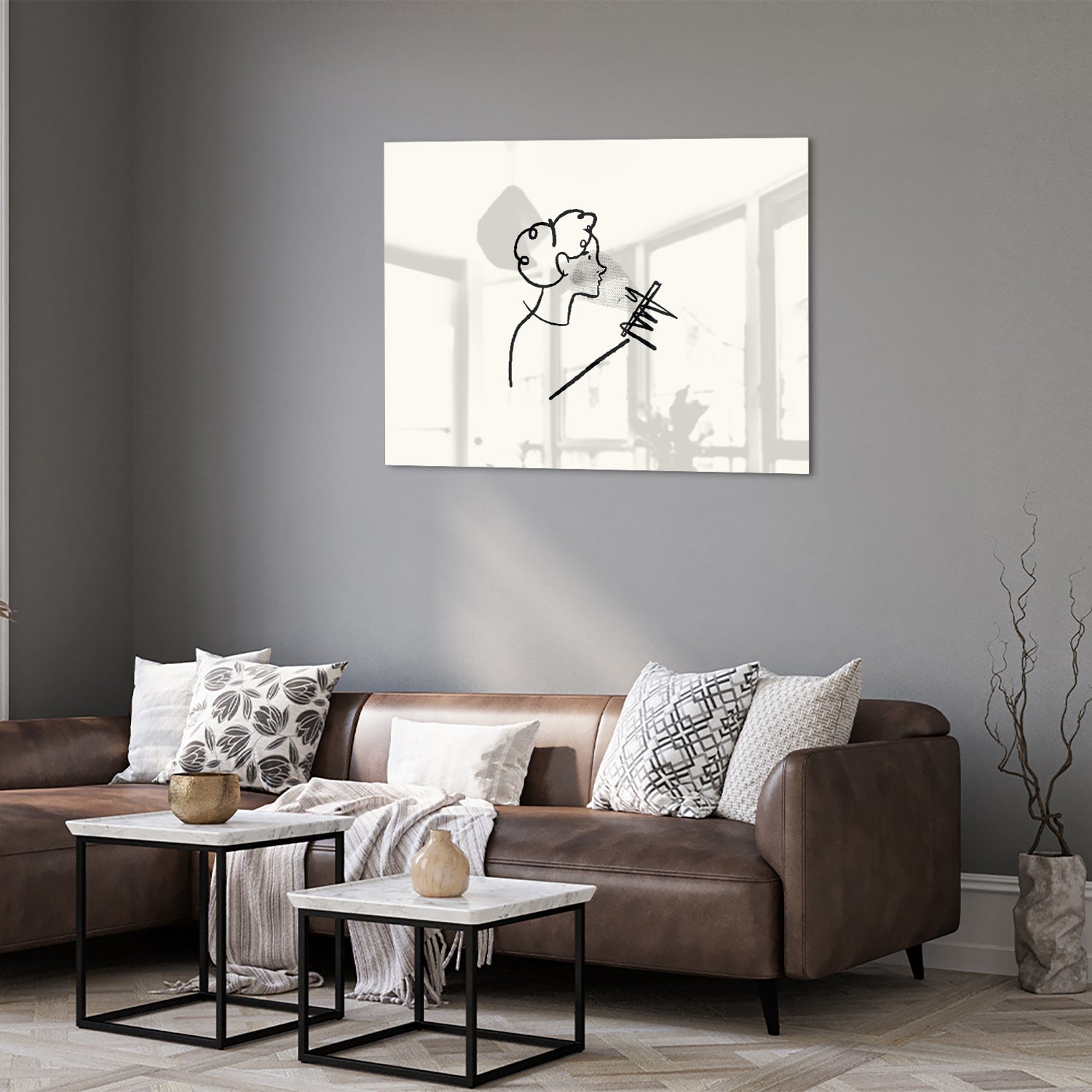 Minimalistisch glazen schilderij met abstracte lijntekening van een figuur.