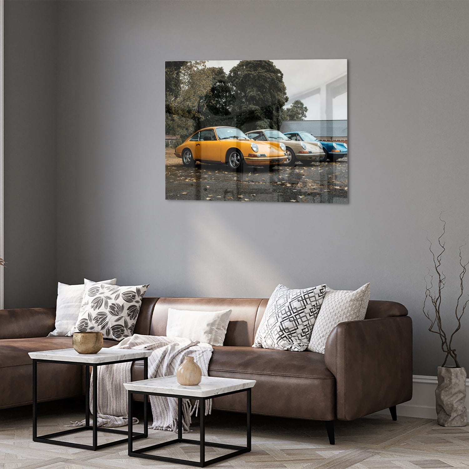 Glazen schilderij van een gele auto in een moderne woonkamer