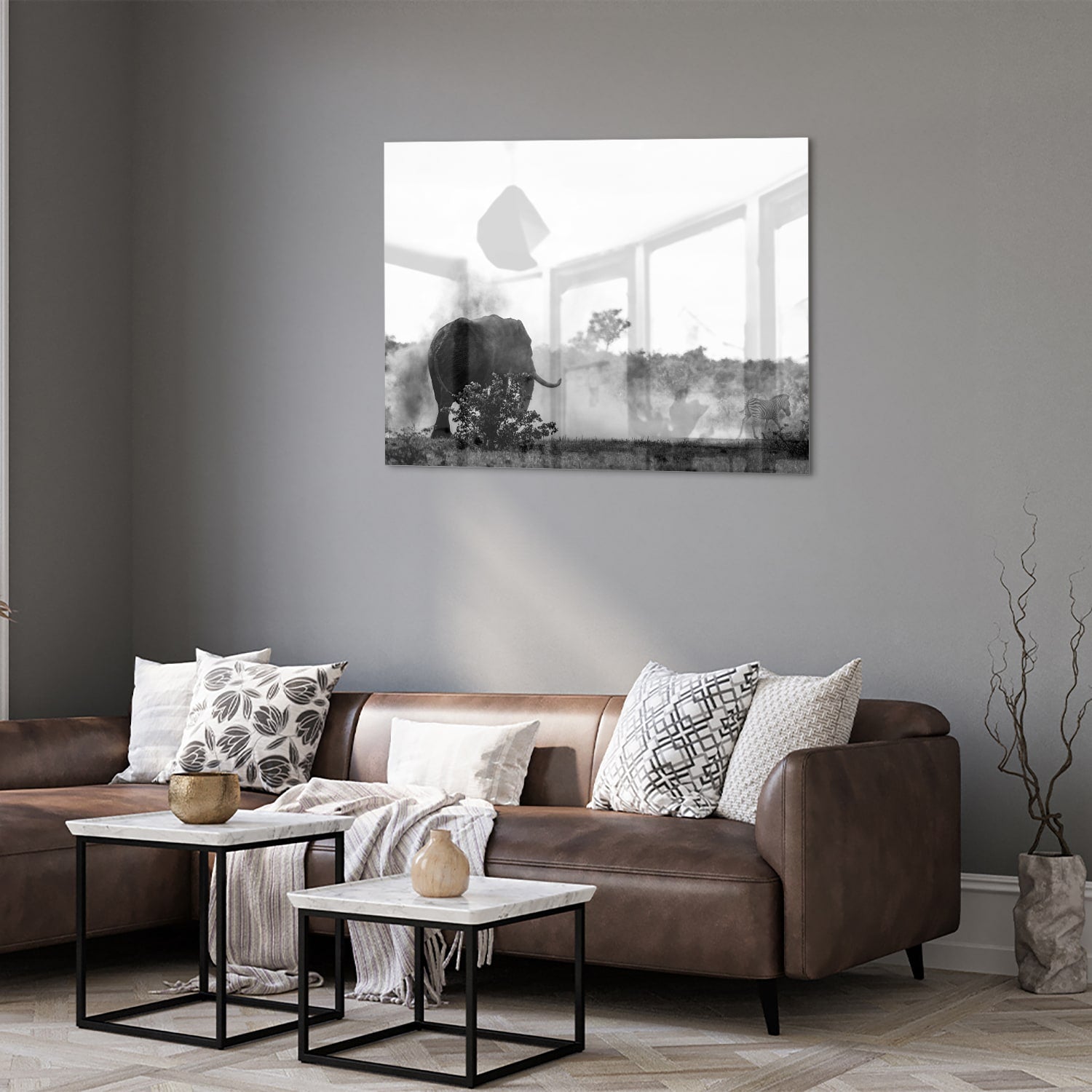 Zwart-wit glazen schilderij van een olifant aan de muur in een modern interieur.