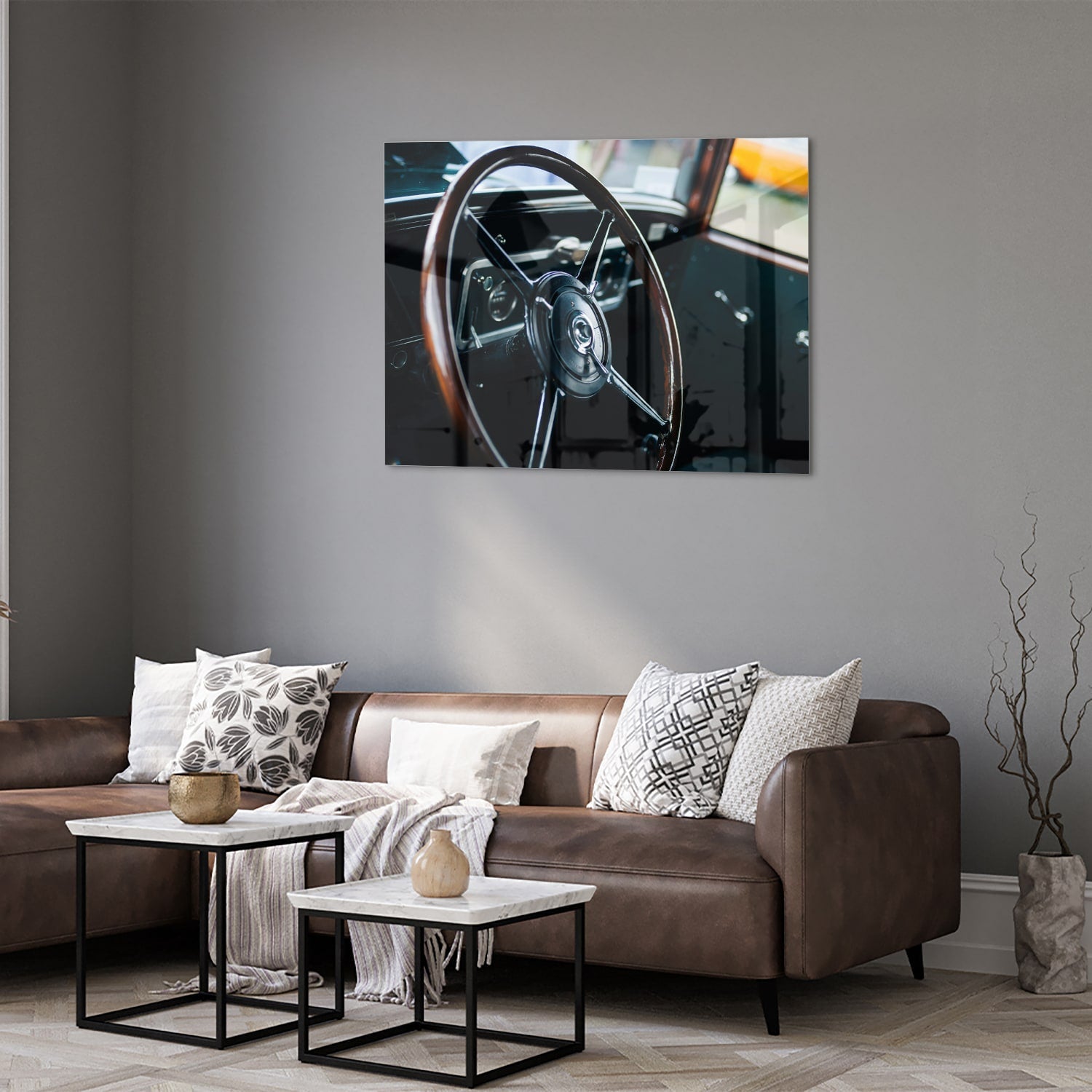 Glazen schilderij van een vintage autostuur aan de muur