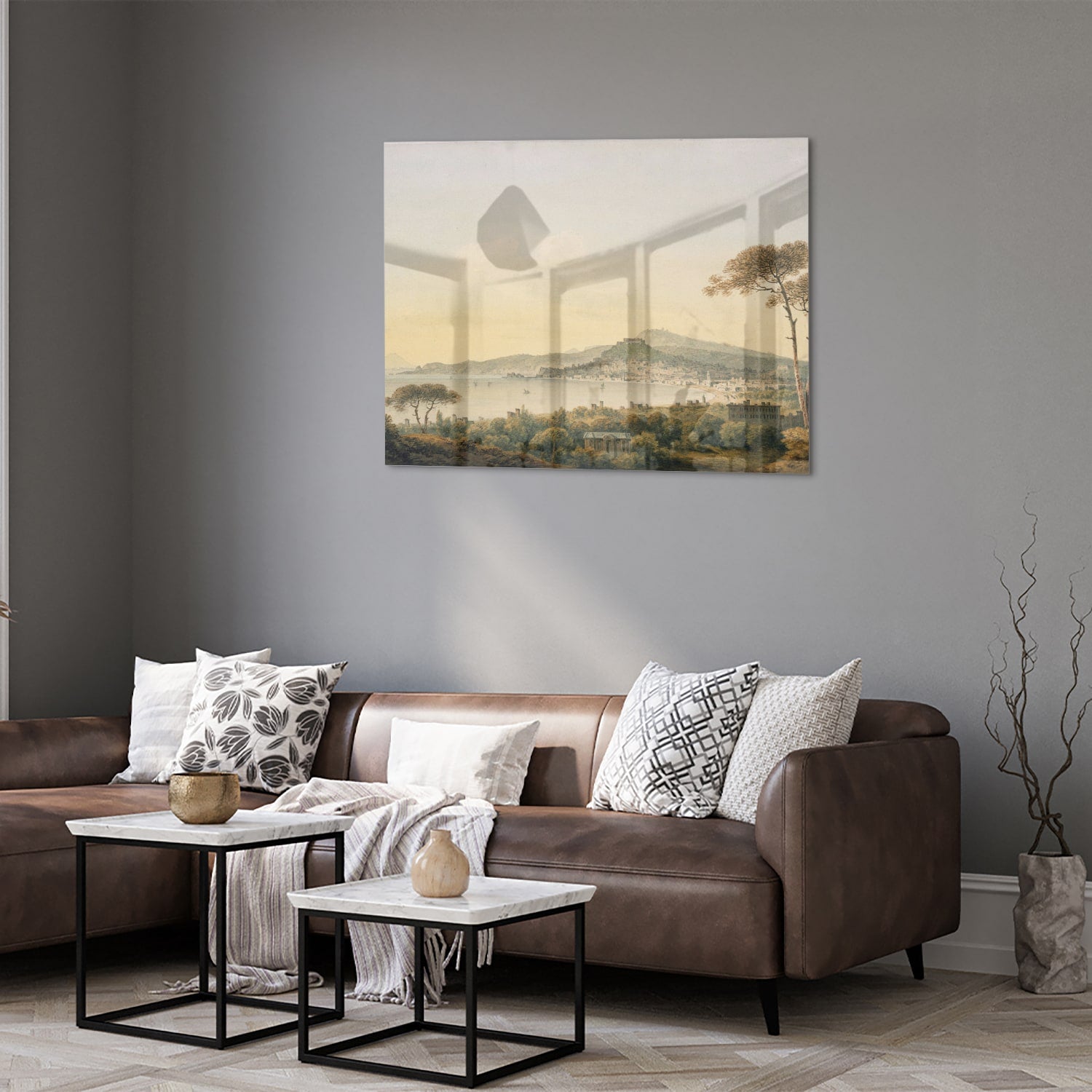 Glazenschilderij van een rustiek landschap met bergen en zonsopgang.