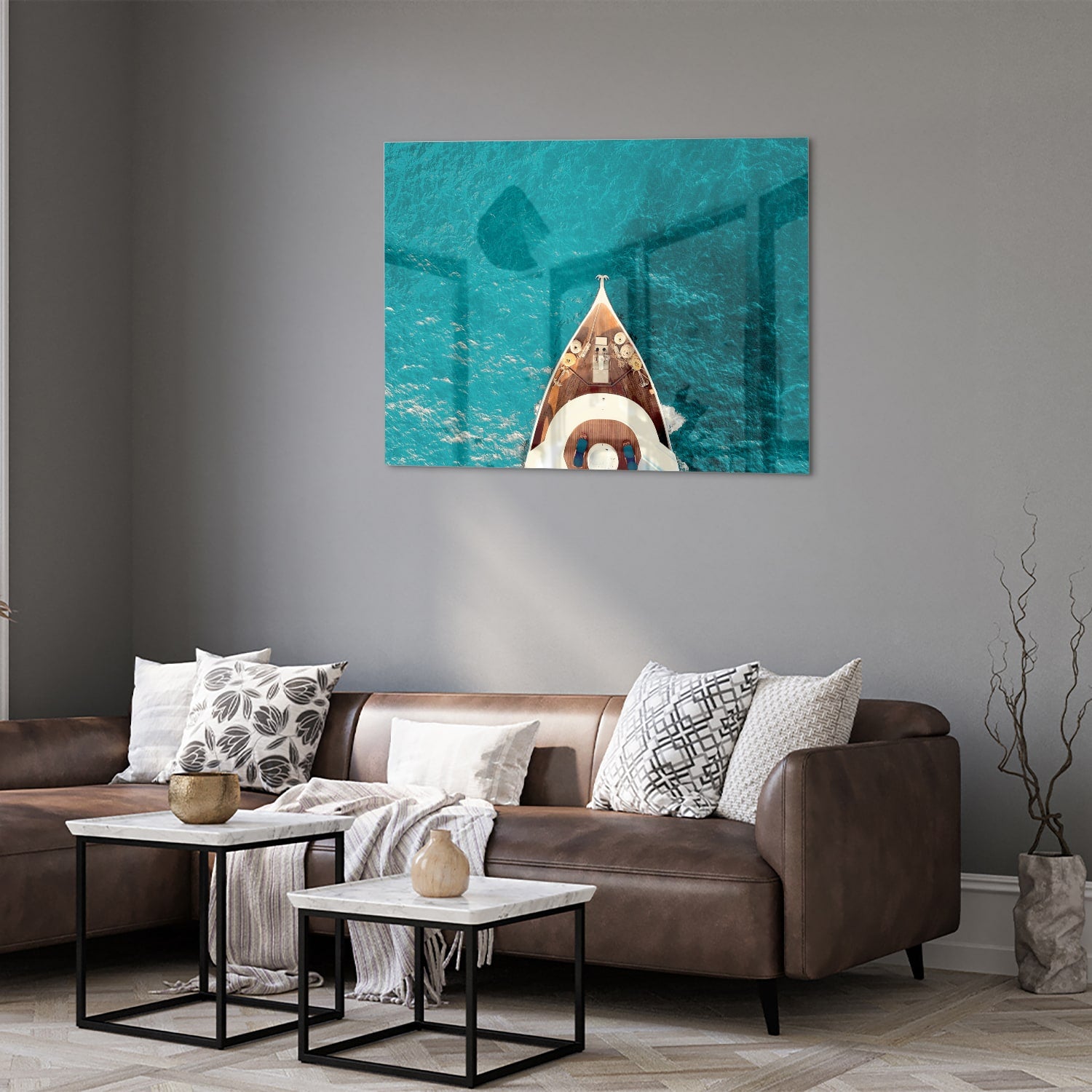 Glazen schilderij van een boot die boven helder turquoise water ligt.