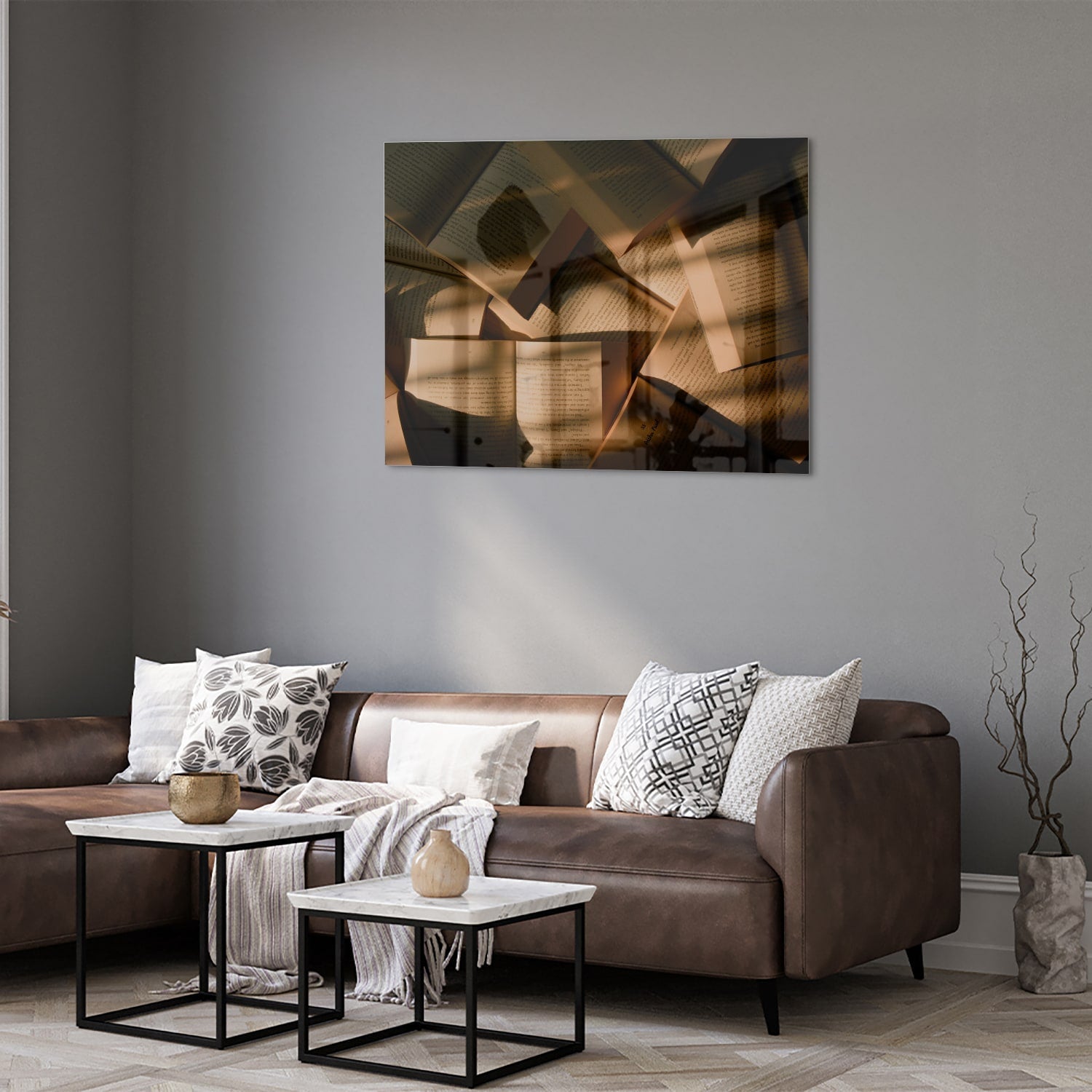 Glazen schilderij met abstracte vormen in moderne woonkamer