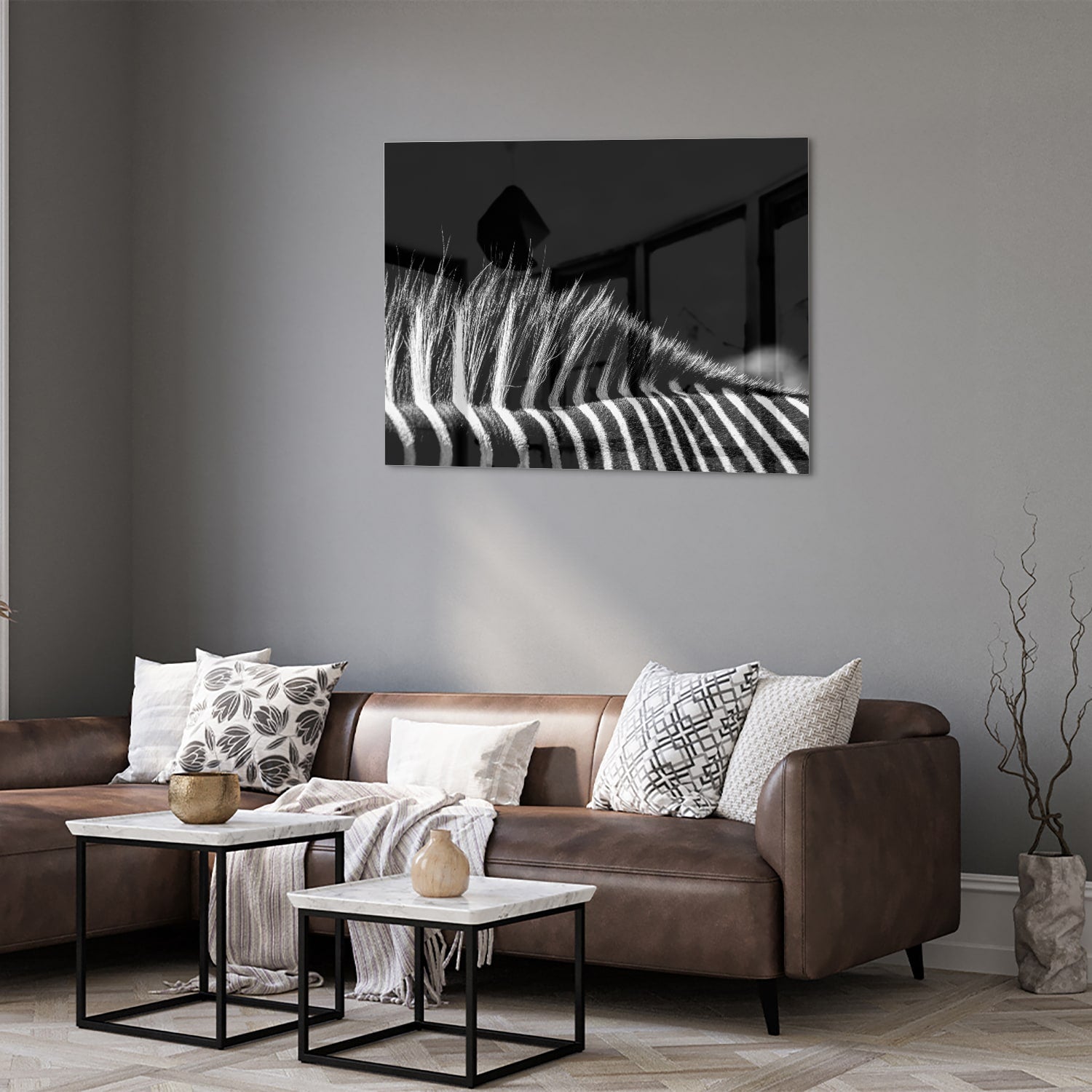 Een modern zwart-wit glazen schilderij met naadloze lijnen aan de muur.