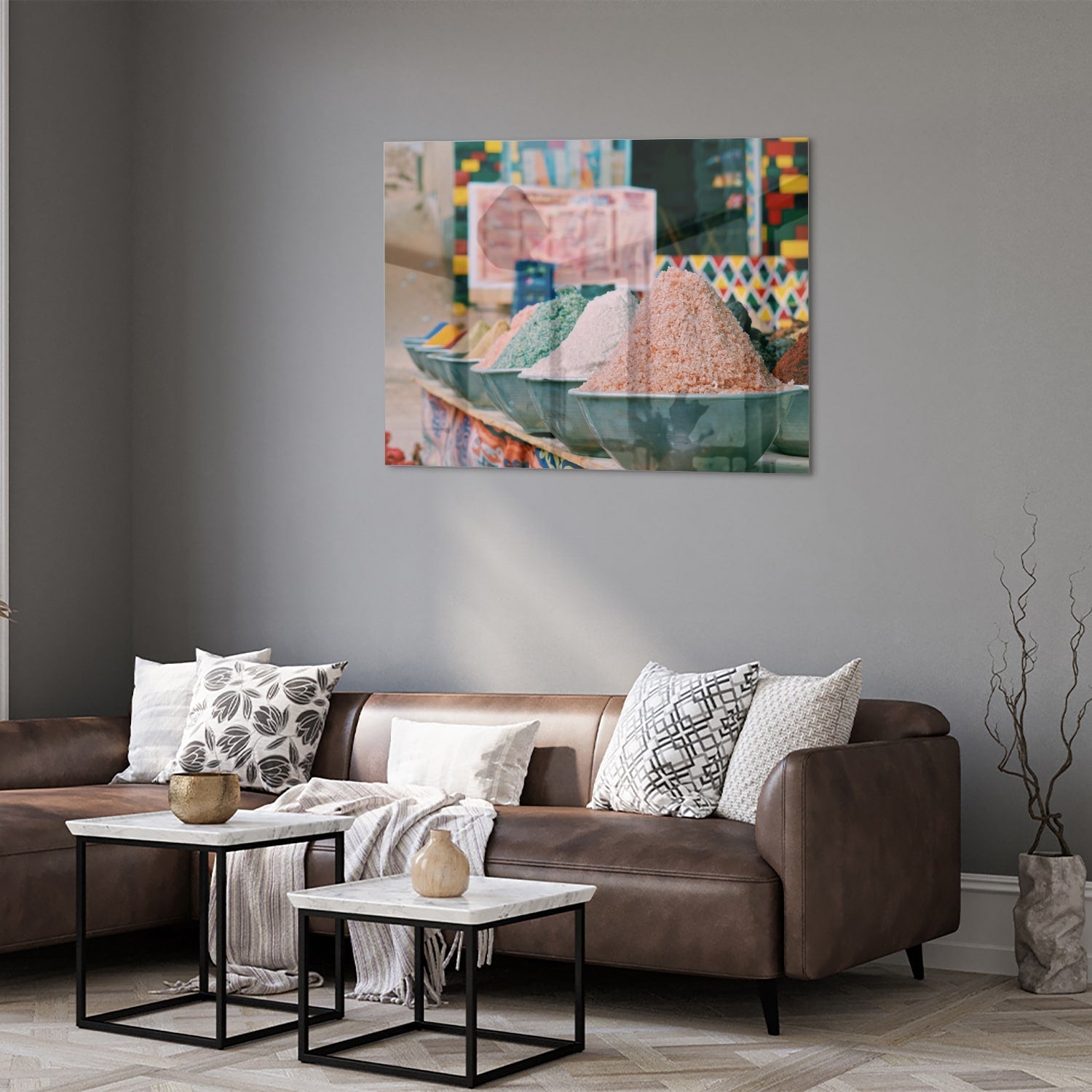 Kleurrijk glazen schilderij met verschillende specerijen in schalen