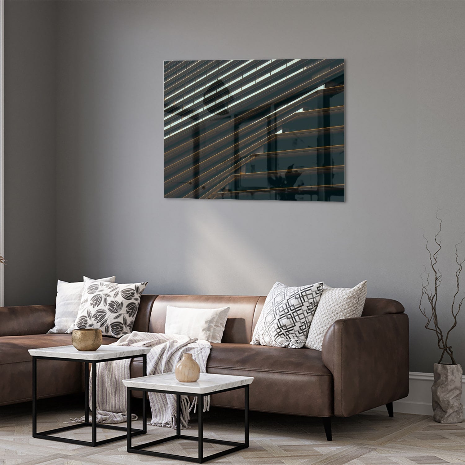 Stijlvol glazen schilderij met zwarte lijnen aan de muur in een moderne woonkamer.