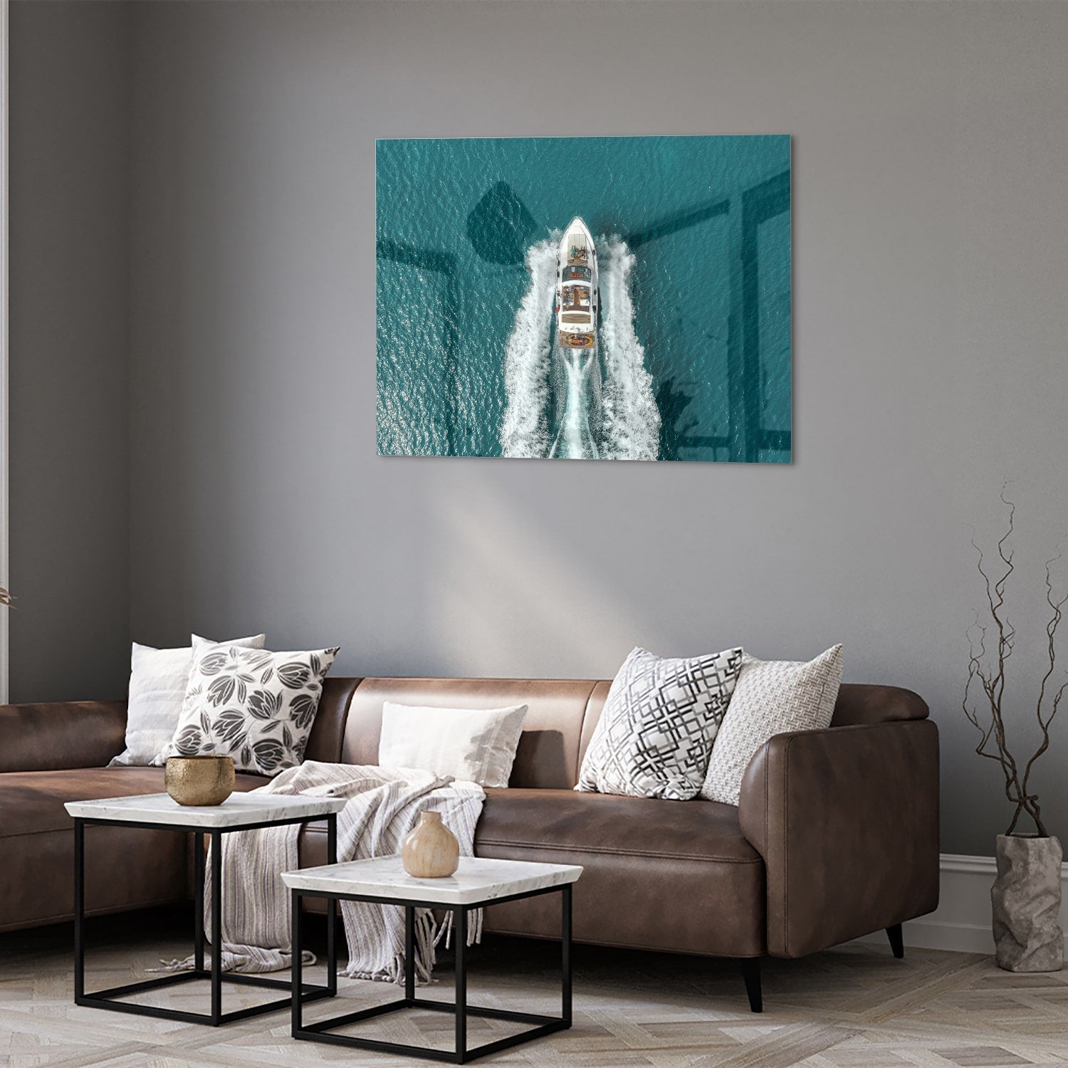 Glazen schilderij van een boot die door turquoise water vaart.