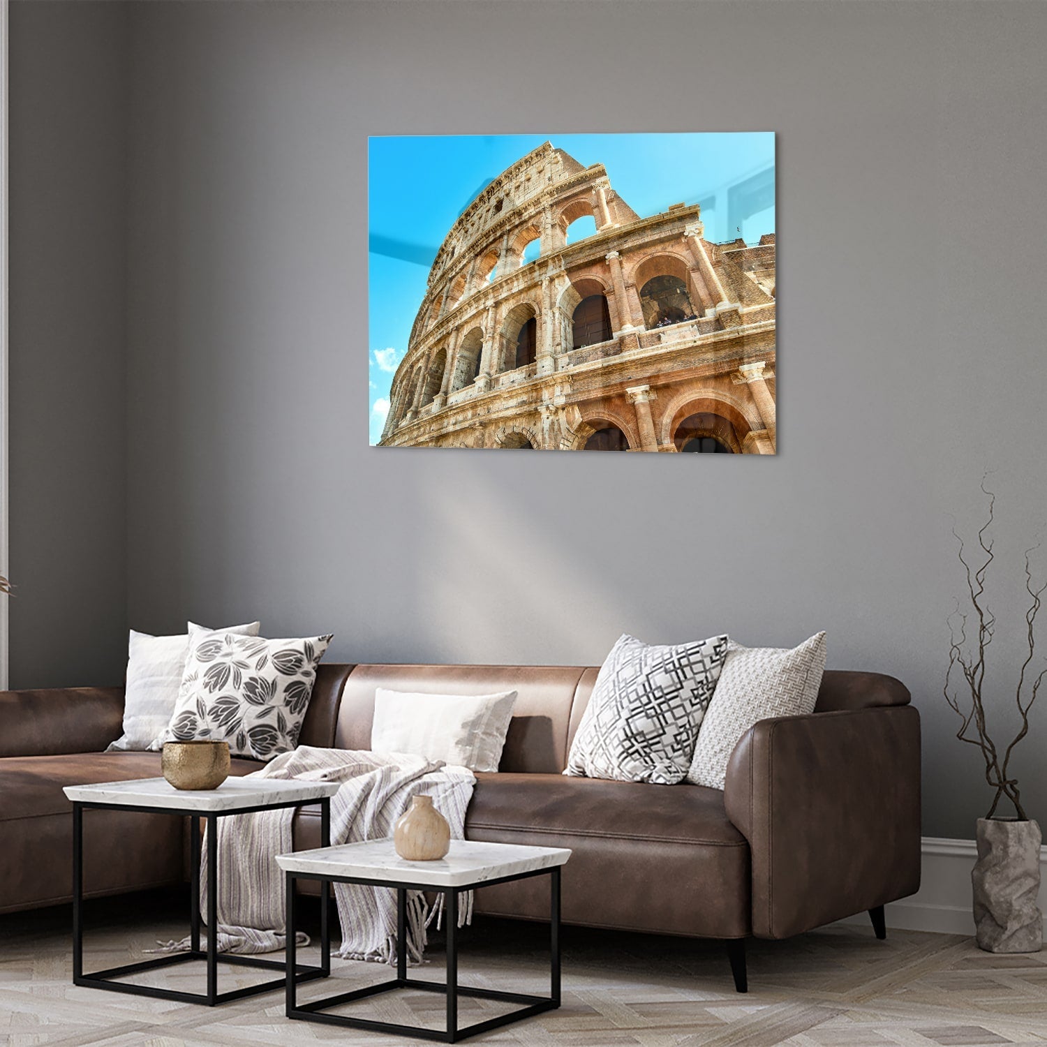 Een glazen schilderij van het Colosseum in Rome met een blauwe lucht achtergrond.