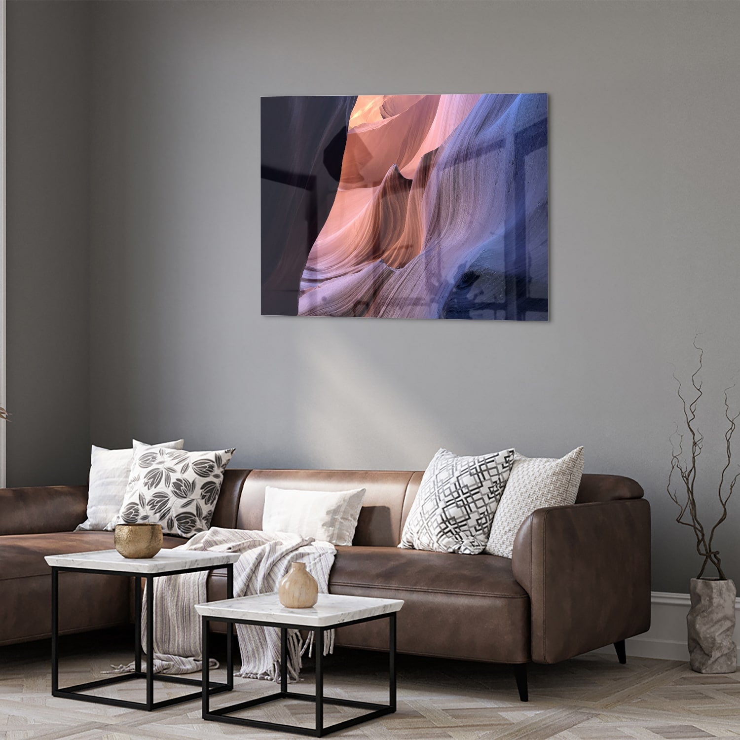 Abstract glazen schilderij met warme kleuren aan de muur