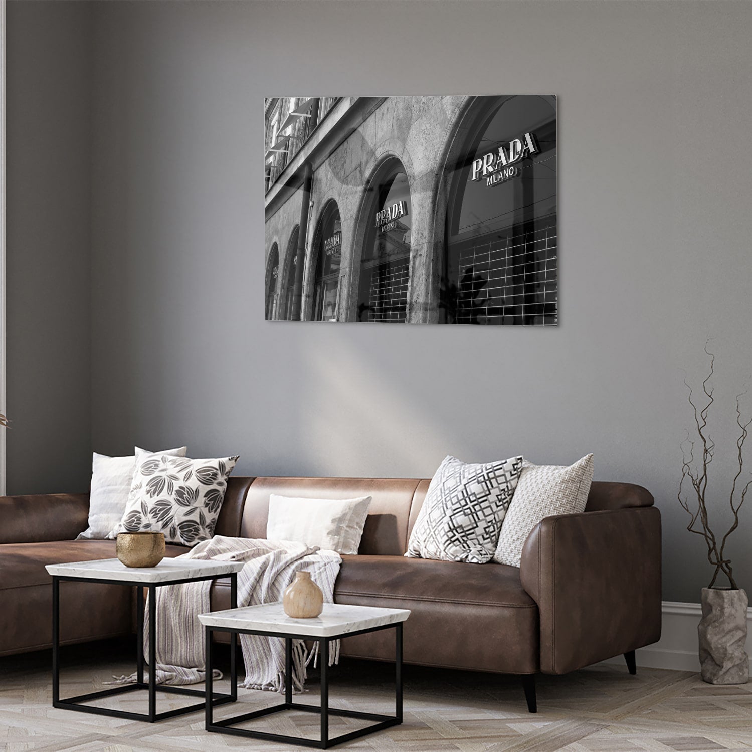 Glazen schilderij van een Prada etalage in zwart-wit, geschikt voor moderne interieurs.