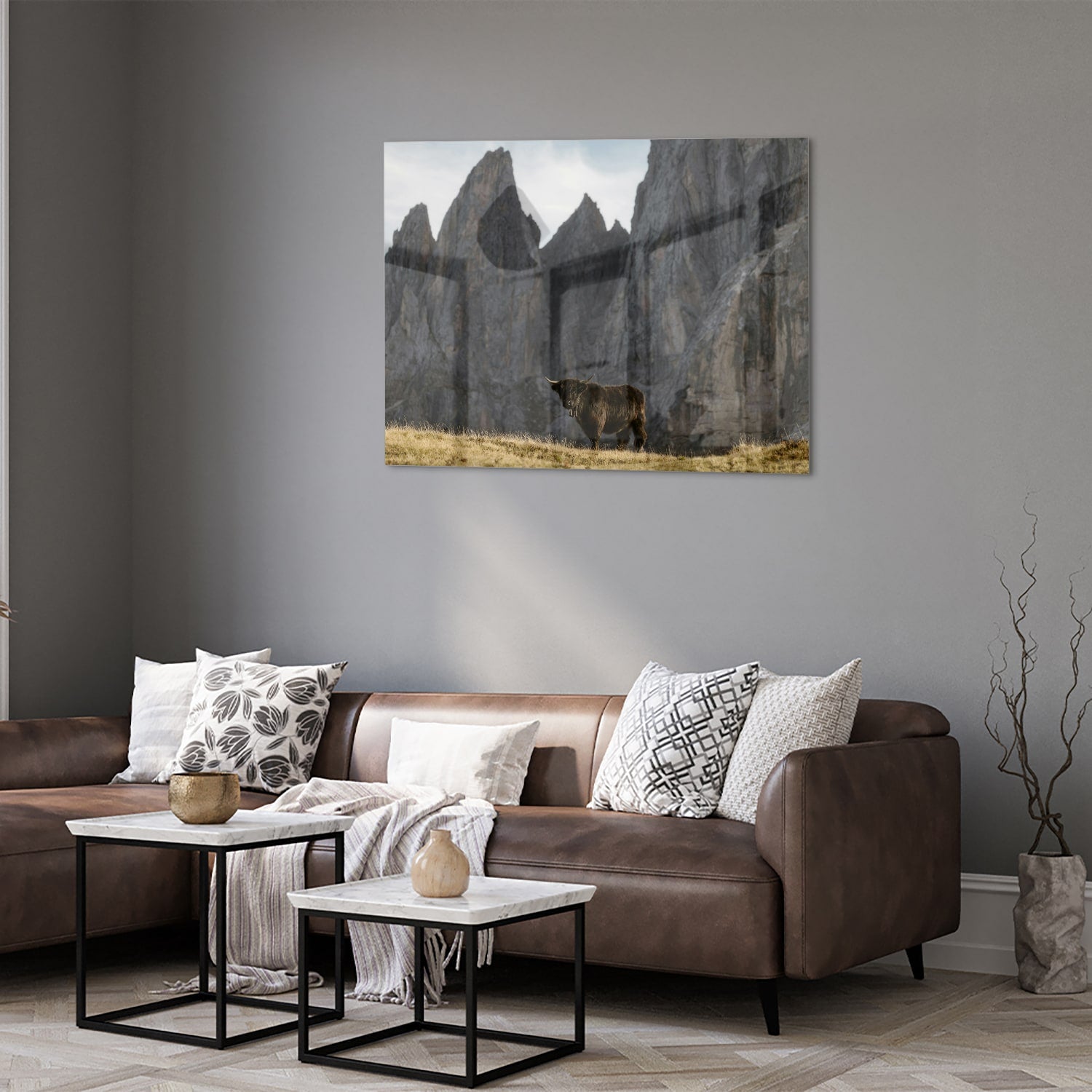 Glas schilderij van bergen met een koe in een groene wei.