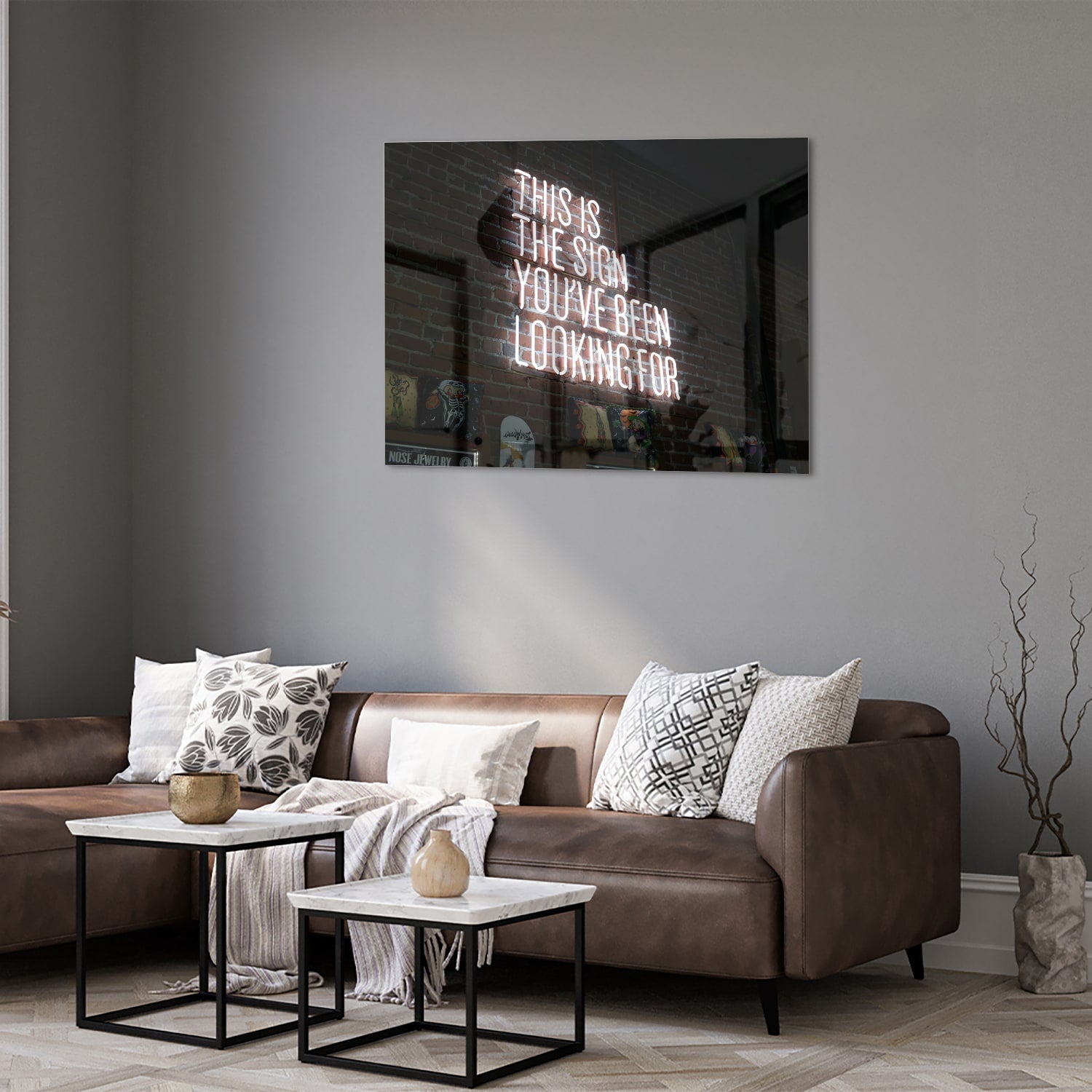 Glazen schilderij met inspirerende tekst in een modern interieur.