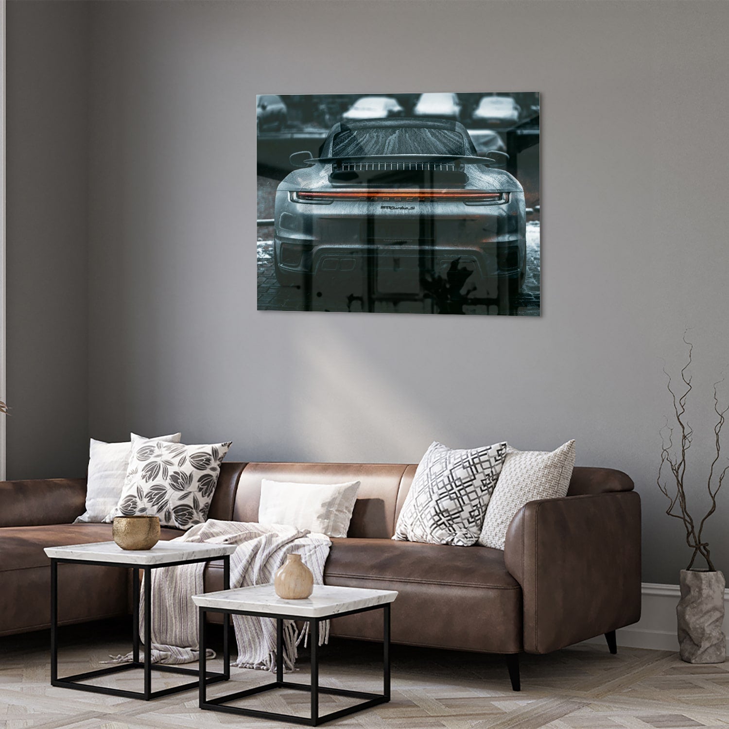 Glazen schilderij van een sportwagen aan de muur in een lichte woonkamer.