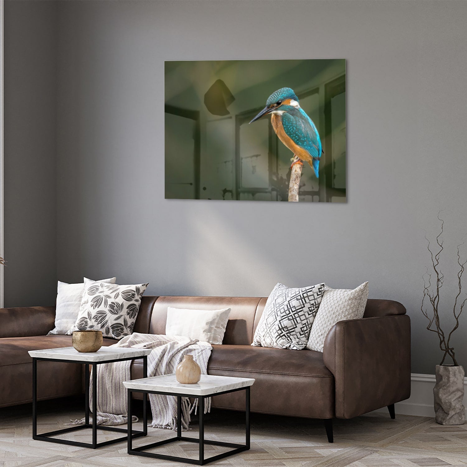 Een glazen schilderij van een ijsvogel die op een tak zit, kleurrijk en gedetailleerd.