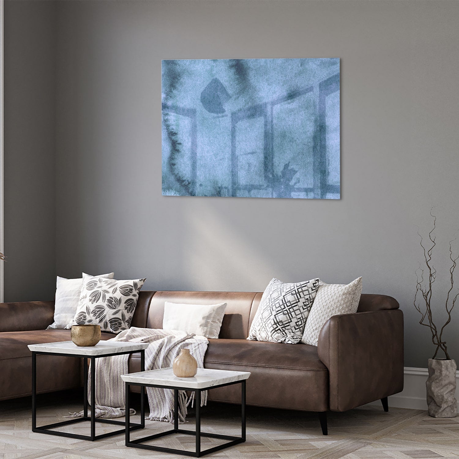 Blauw glazen schilderij aan de muur boven een houten kast in een elegant interieur.