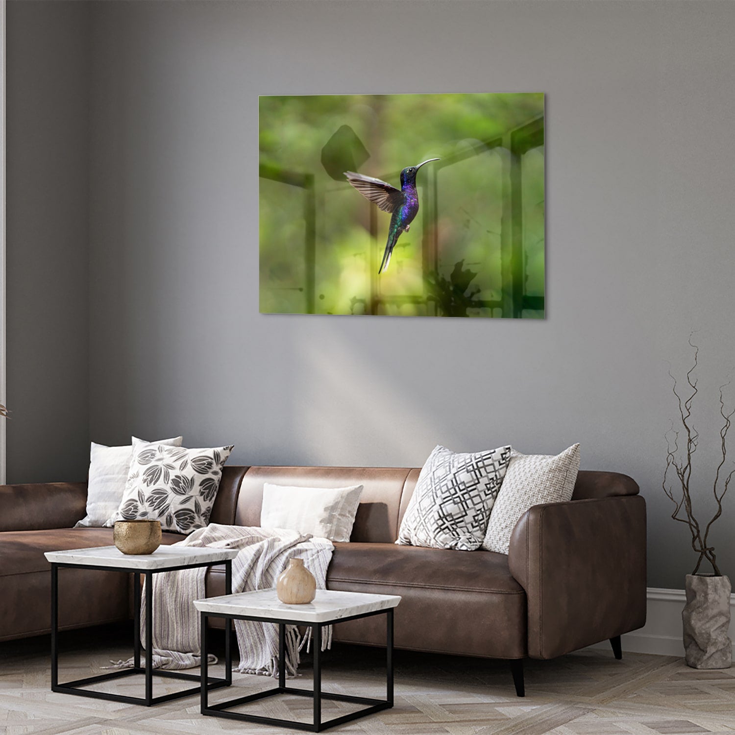 Een glazen schilderij van een kolibrie die vloog voor een groene achtergrond in een lichte kamer.