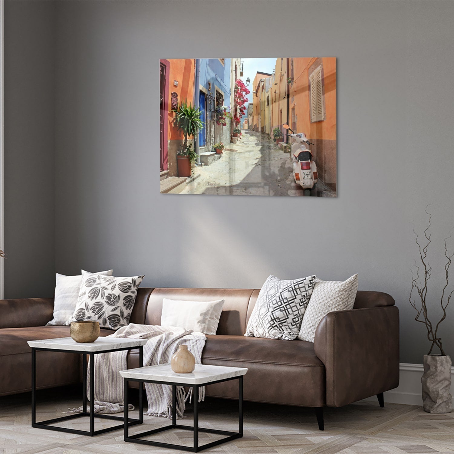 Glazen schilderij van een kleurrijke straat met een Vespa en bloeiende planten.