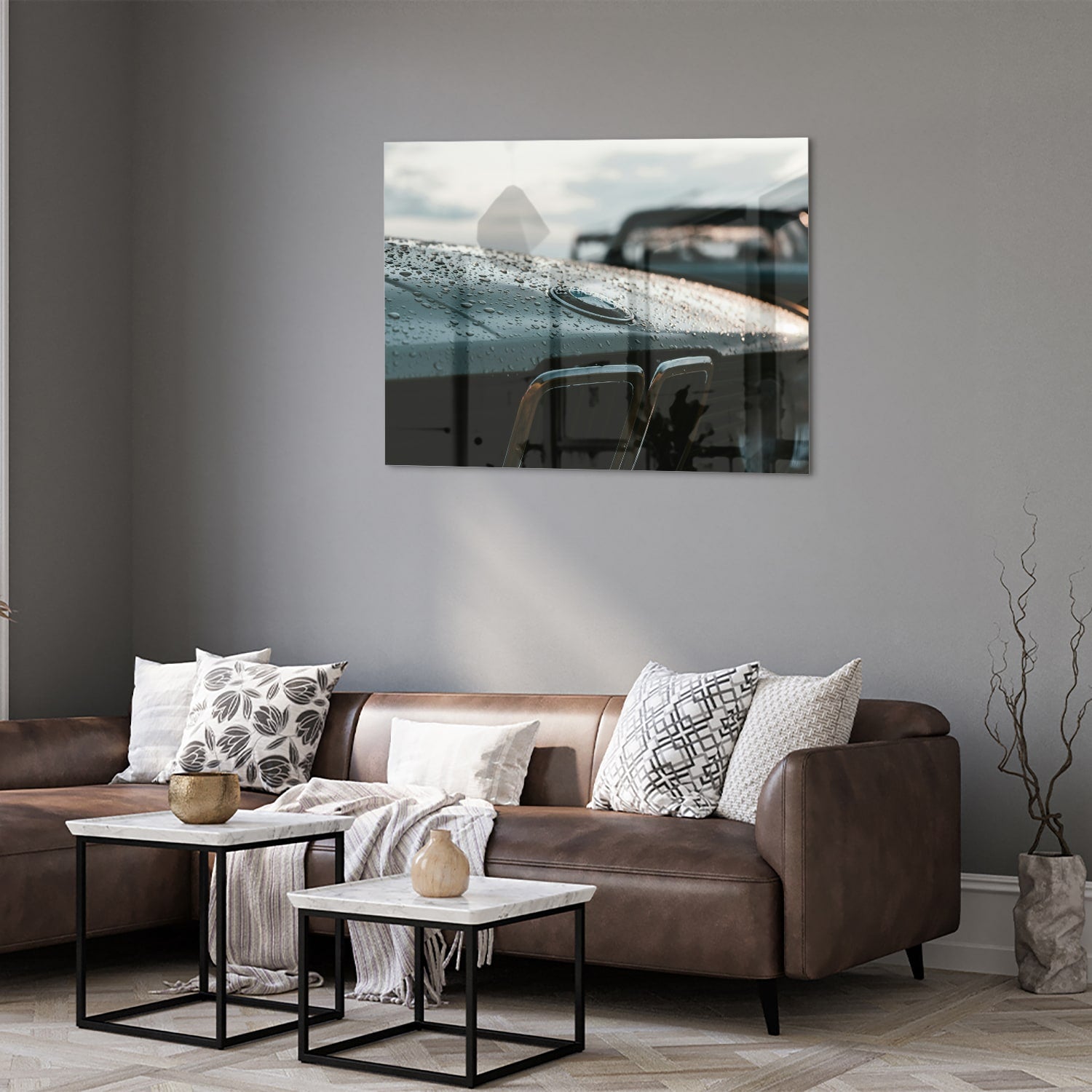Glazen schilderij van een natte autoruit in een modern interieur