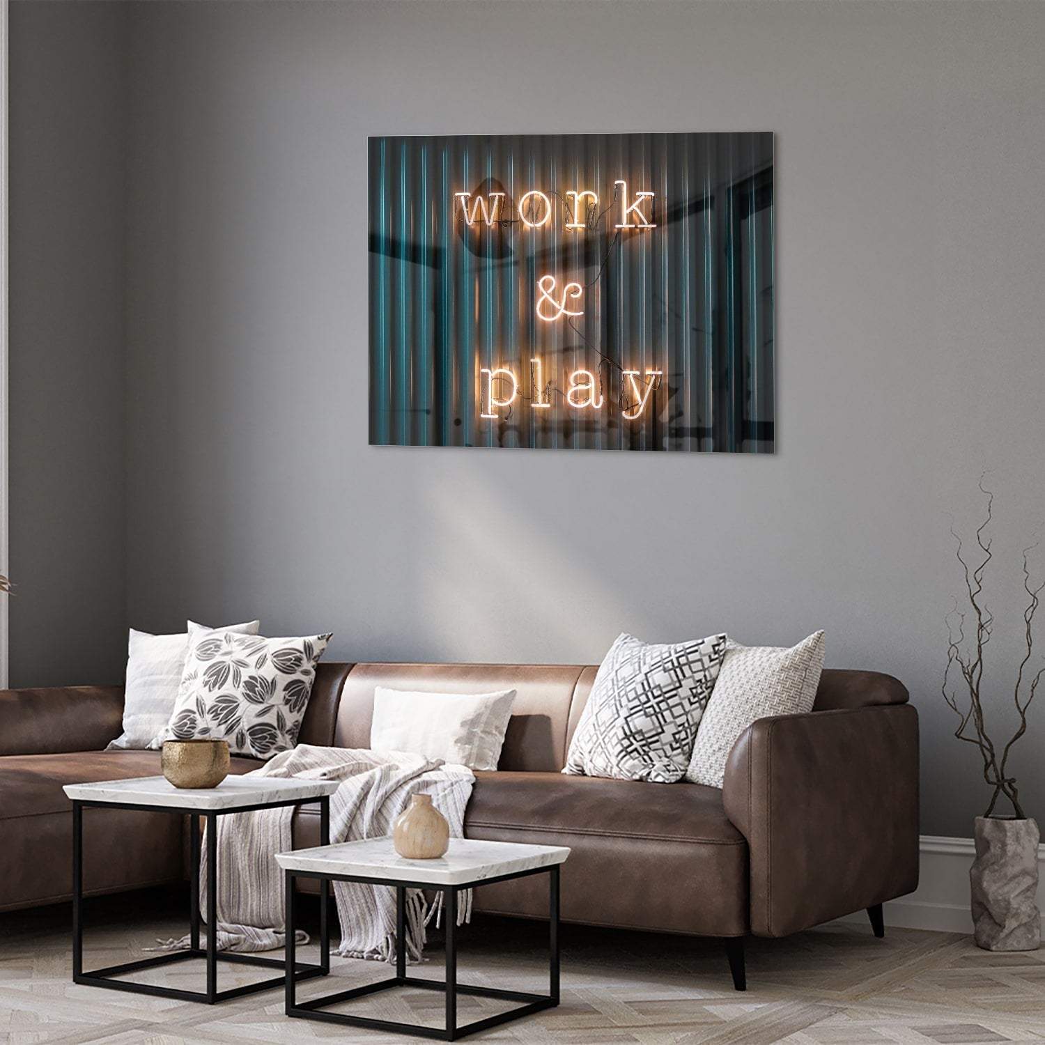 Glazen schilderij met de woorden 'Work & Play' in sfeervolle verlichting.