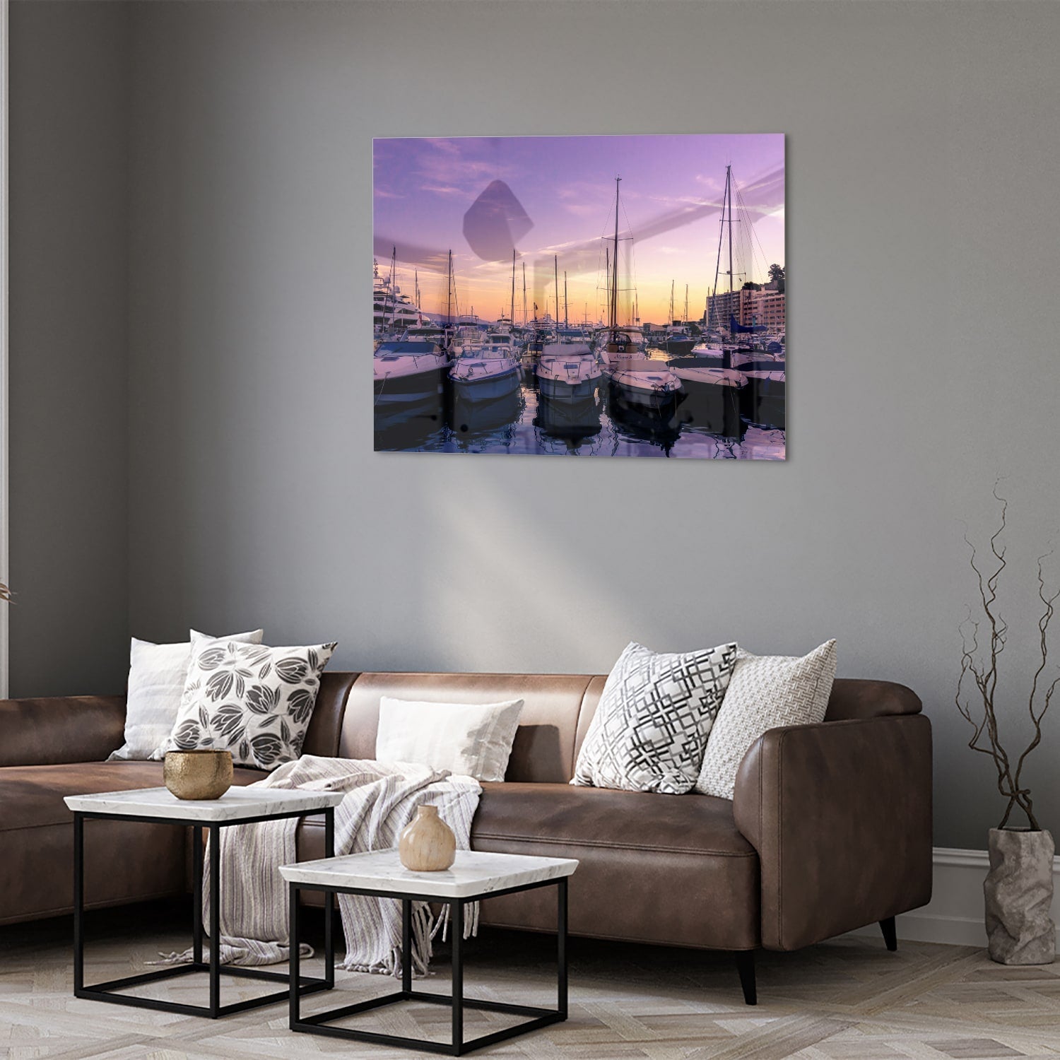 Glazen schilderij van een zonsondergang bij de haven met boten