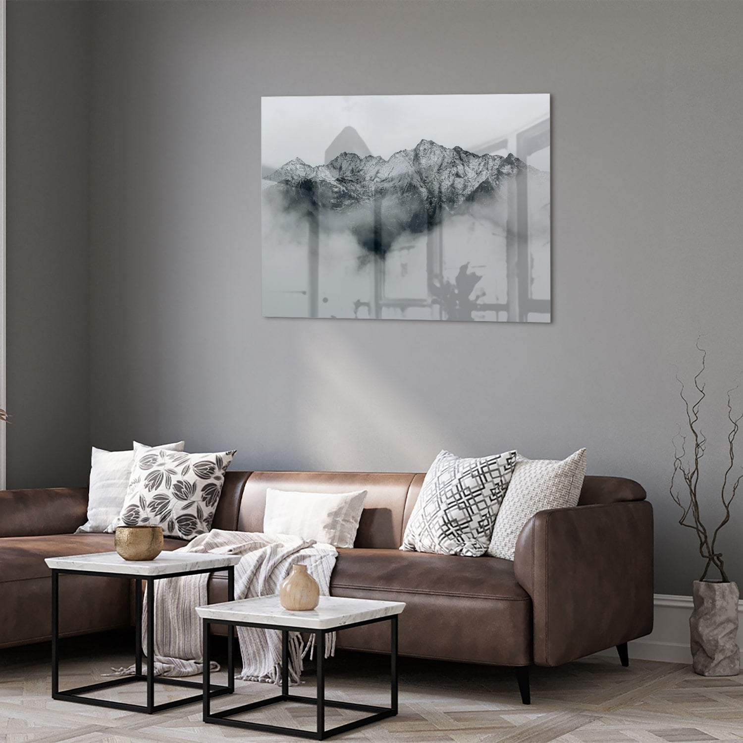 Glazen schilderij met bergen in zwart-wit, hangend aan de muur