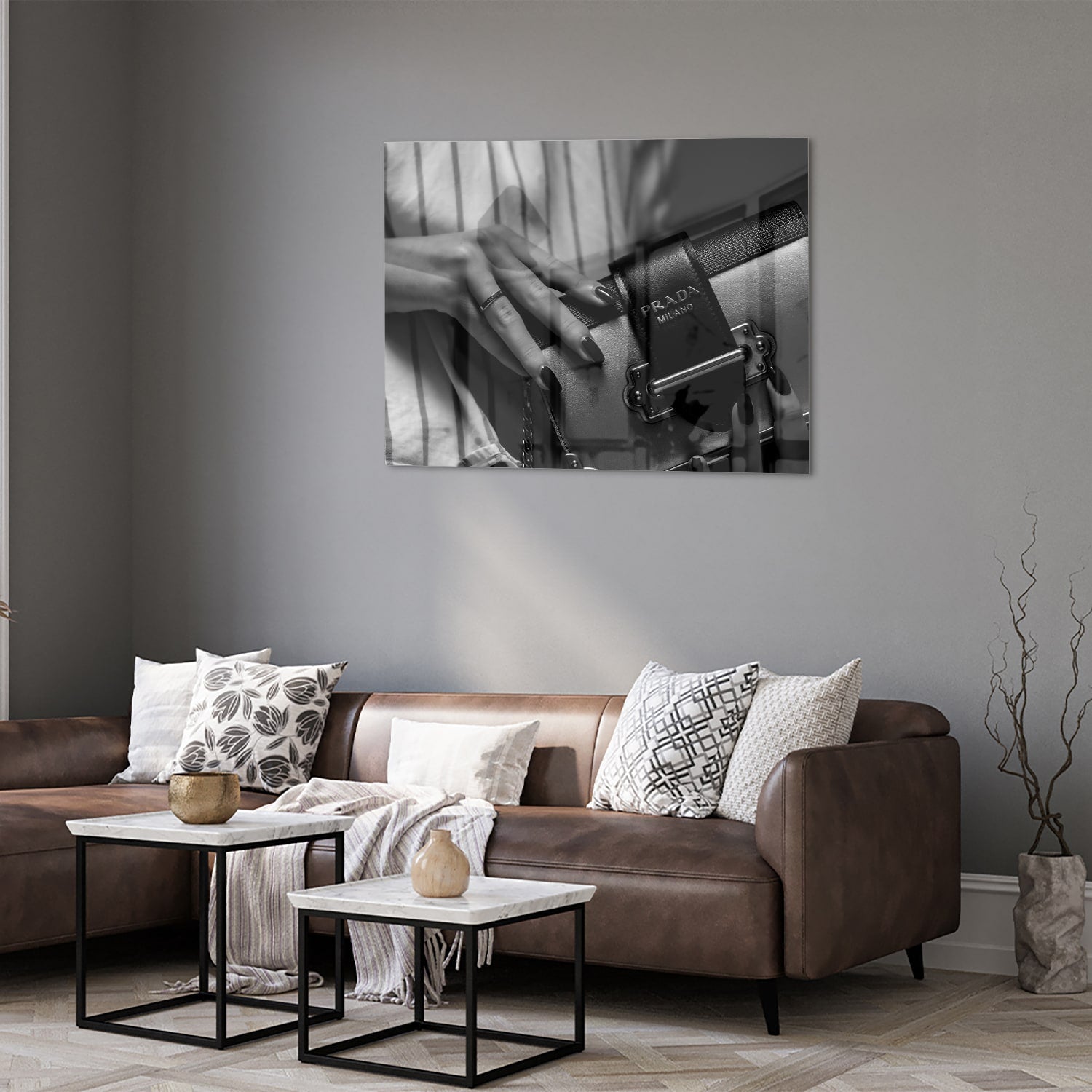 Glazen schilderij met close-up van luxe accessoires op een wand.