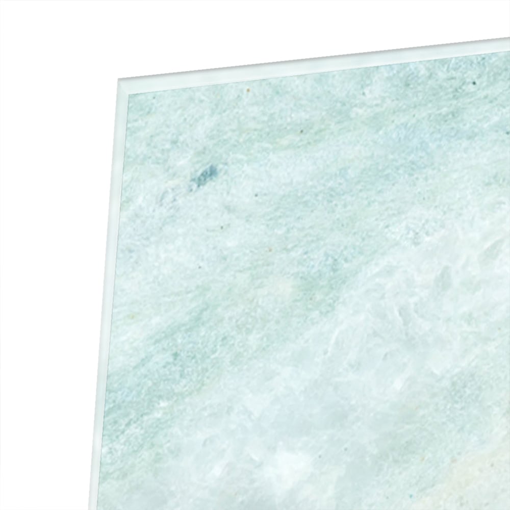 Abstract glazen schilderij in groentinten aan de muur in een moderne woonkamer.