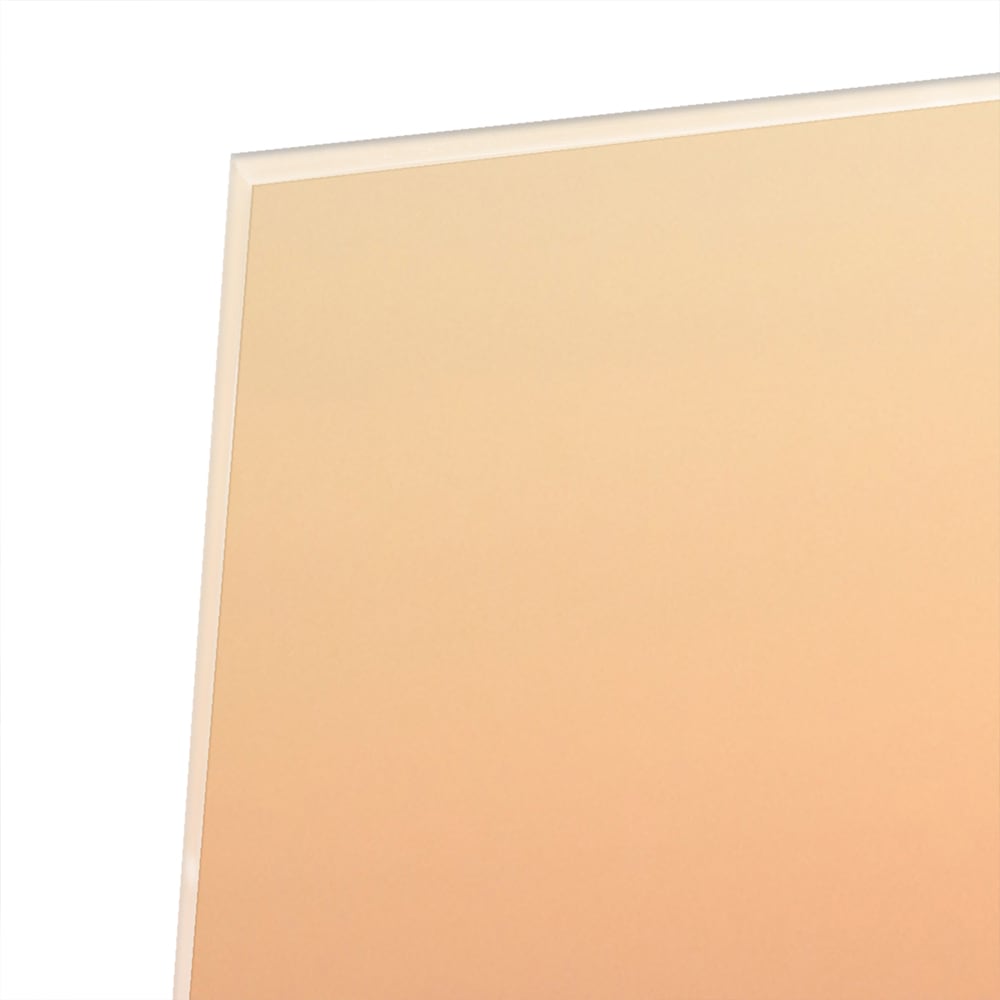 Glazen schilderij van een zonsondergang met warme kleuren in een modern interieur.