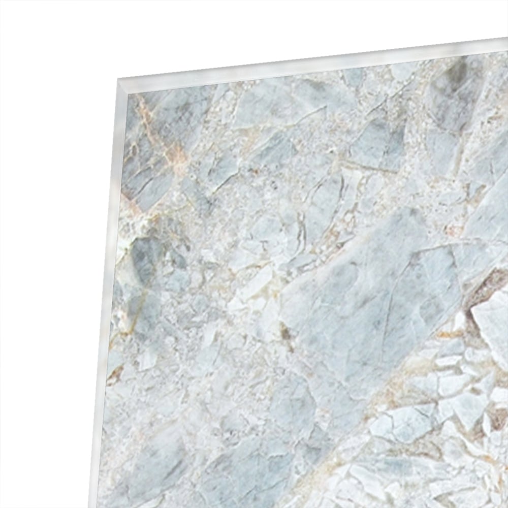 Uniek glazen schilderij met marmerlook in blauwtinten aan de muur