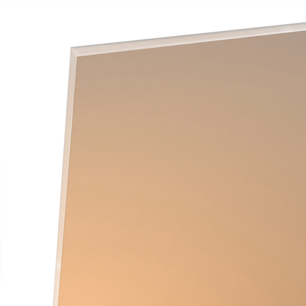 Glazen schilderij van een leeuw die op een rots ligt met zonsondergang op de achtergrond.