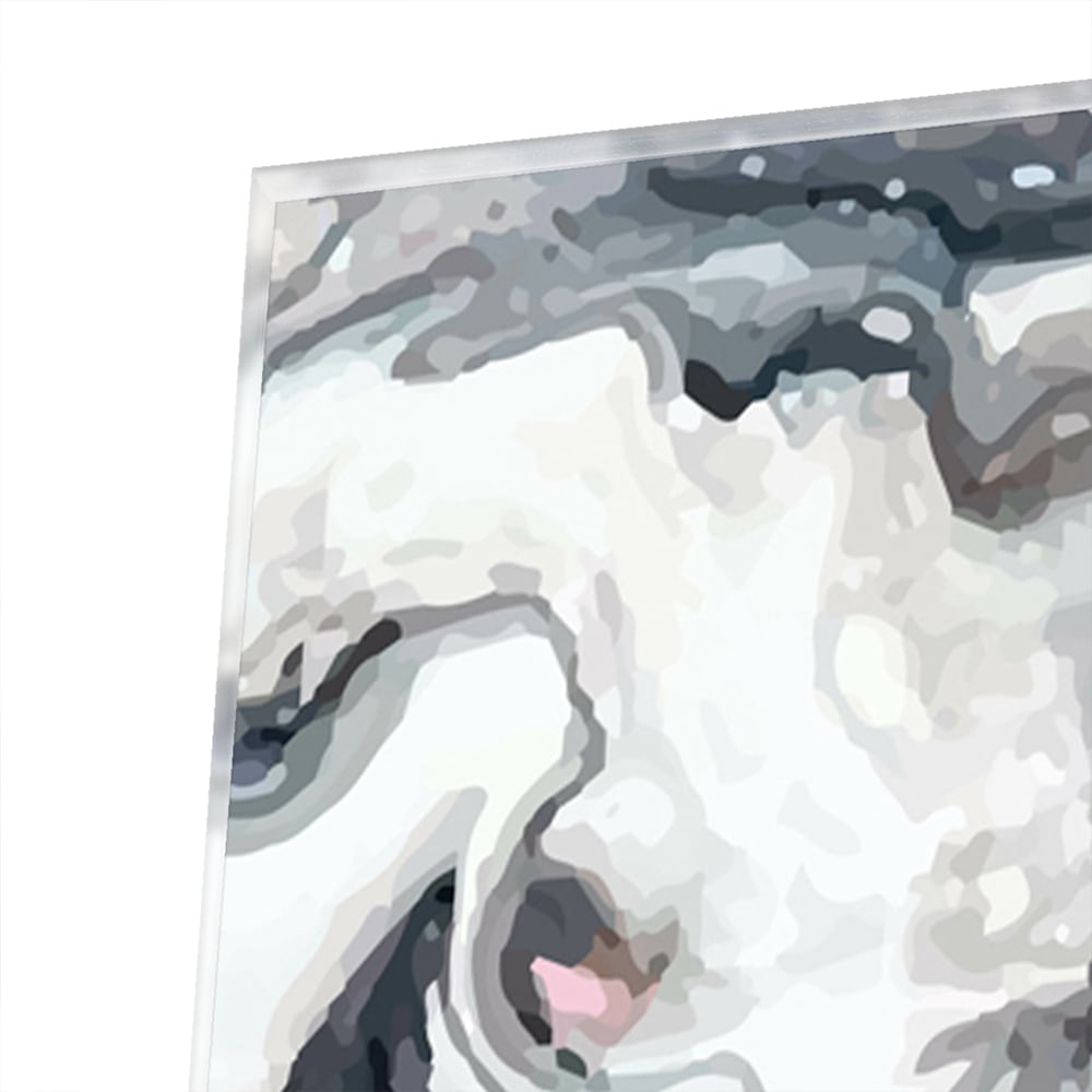 Abstract glazen schilderij met grijze en witte tinten aan de muur.