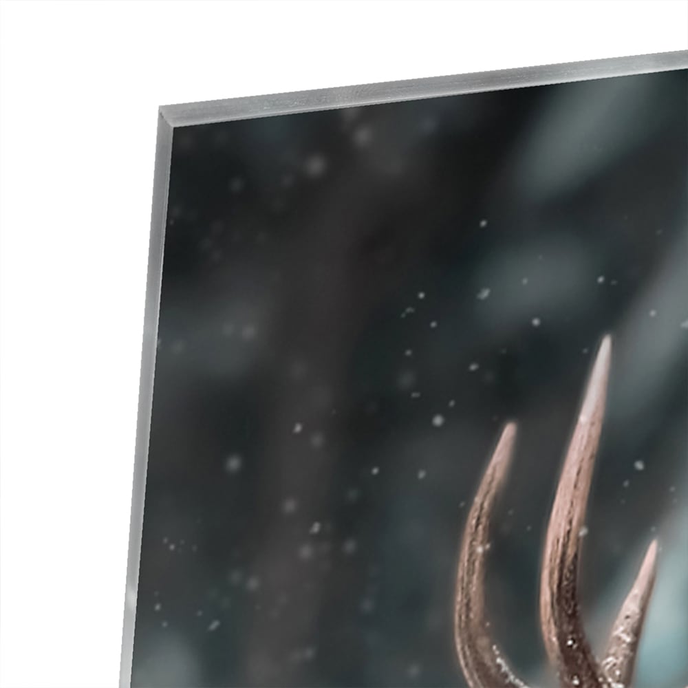 Glazen schilderij van een hert in een winterse setting