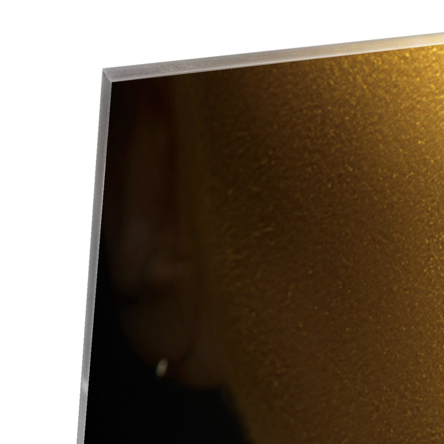 Gouden glazen schilderij van lippen met glanzende vloeistof op een muur.