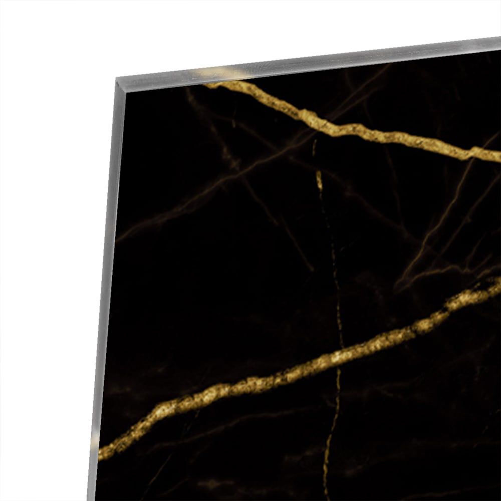 Elegant zwart glazen schilderij met gouden lijnen aan de muur in een moderne woonkamer.