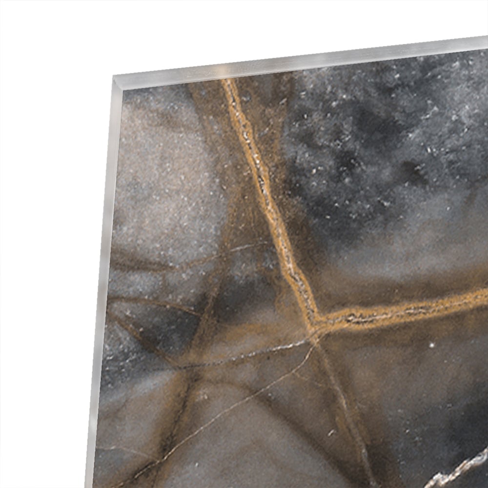 Abstract glazen schilderij met zwarte en gouden lijnen aan de muur.