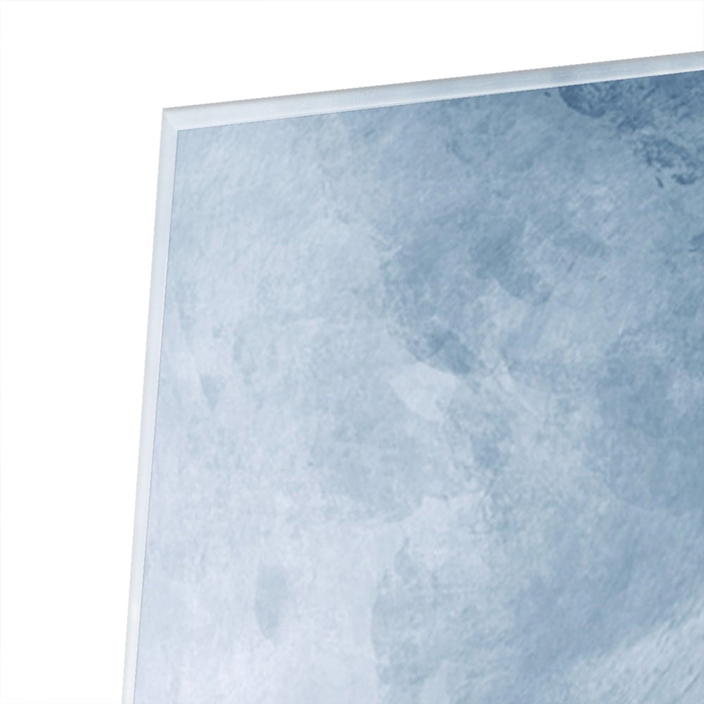 Abstract blauw glas schilderij aan de muur bij een houten meubel.