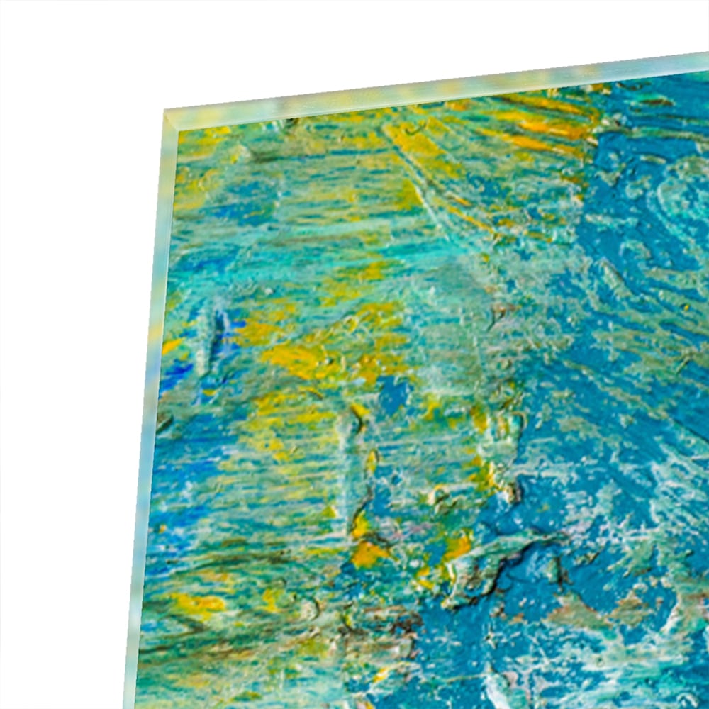Kleurrijk abstract glazen schilderij aan de muur boven een houten kast